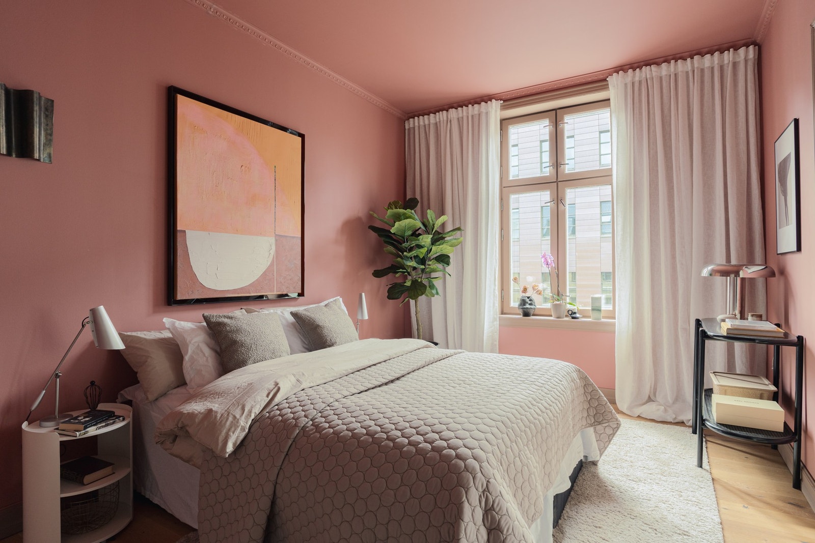 Det er god plass til dobbeltseng og garderobeskap. Galleribilde