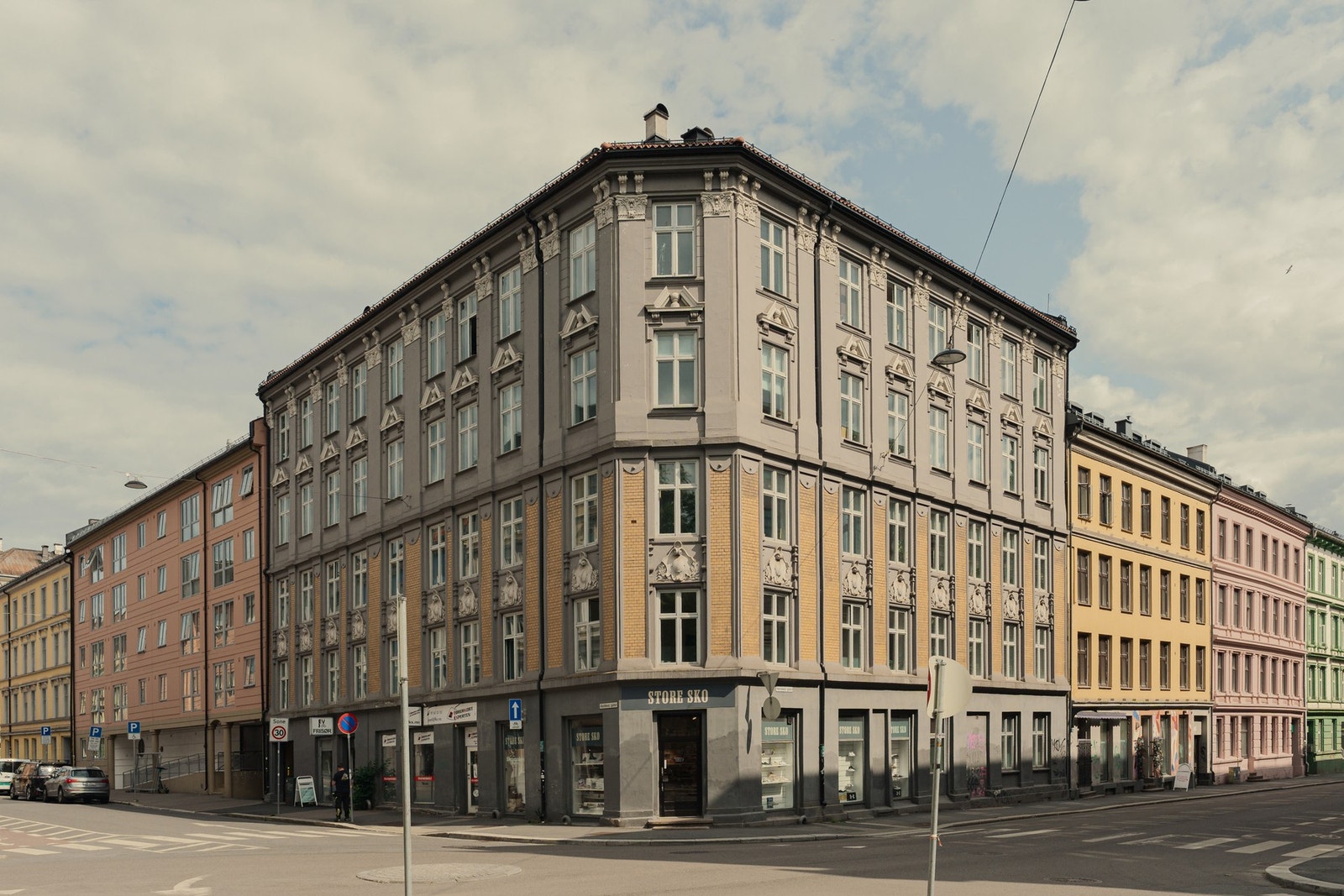 Vakker og klassisk hjørnegård med særdeles ettertraktet beliggenhet. Nydelige grøntområder i umiddelbar nærhet! Galleribilde