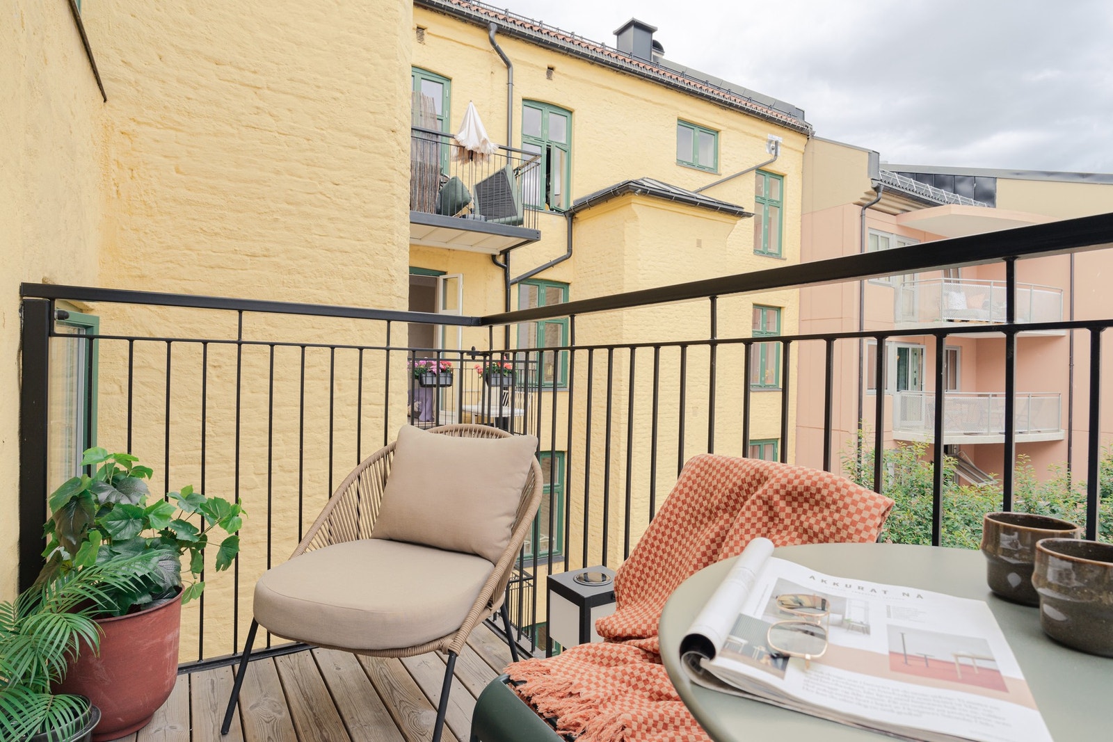 Balkongen er nybygget av velrennomerte BalkongTeam i 2020 og har god plass til utemøbler. Galleribilde