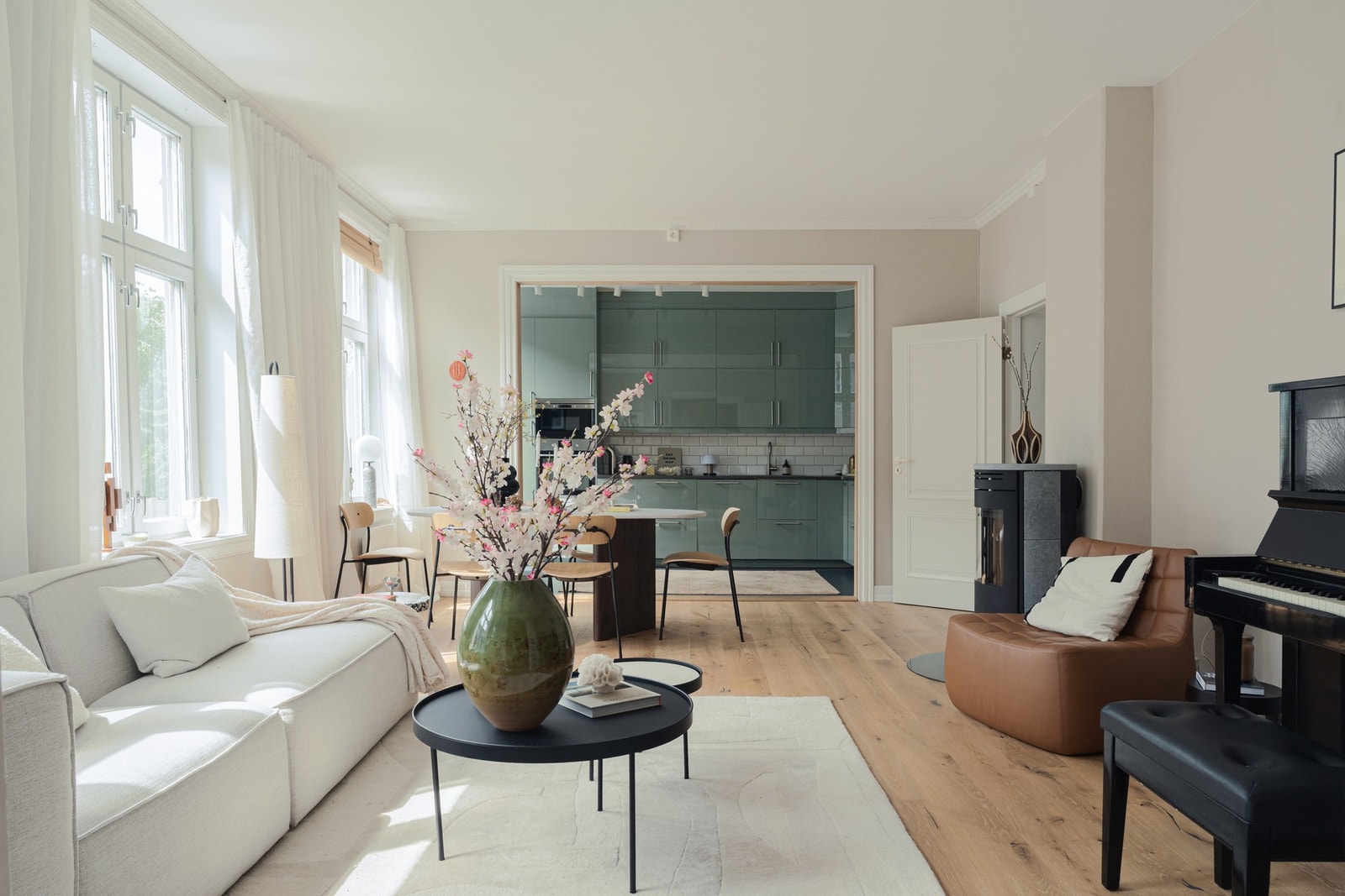 Store, klassiske vindusflater med dype karmer. Galleribilde