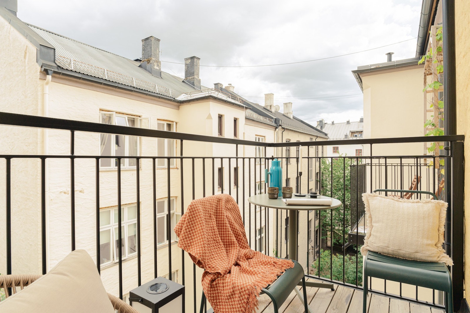 Utgang til balkong med skjermet beliggenhet i gårdsrom. Galleribilde