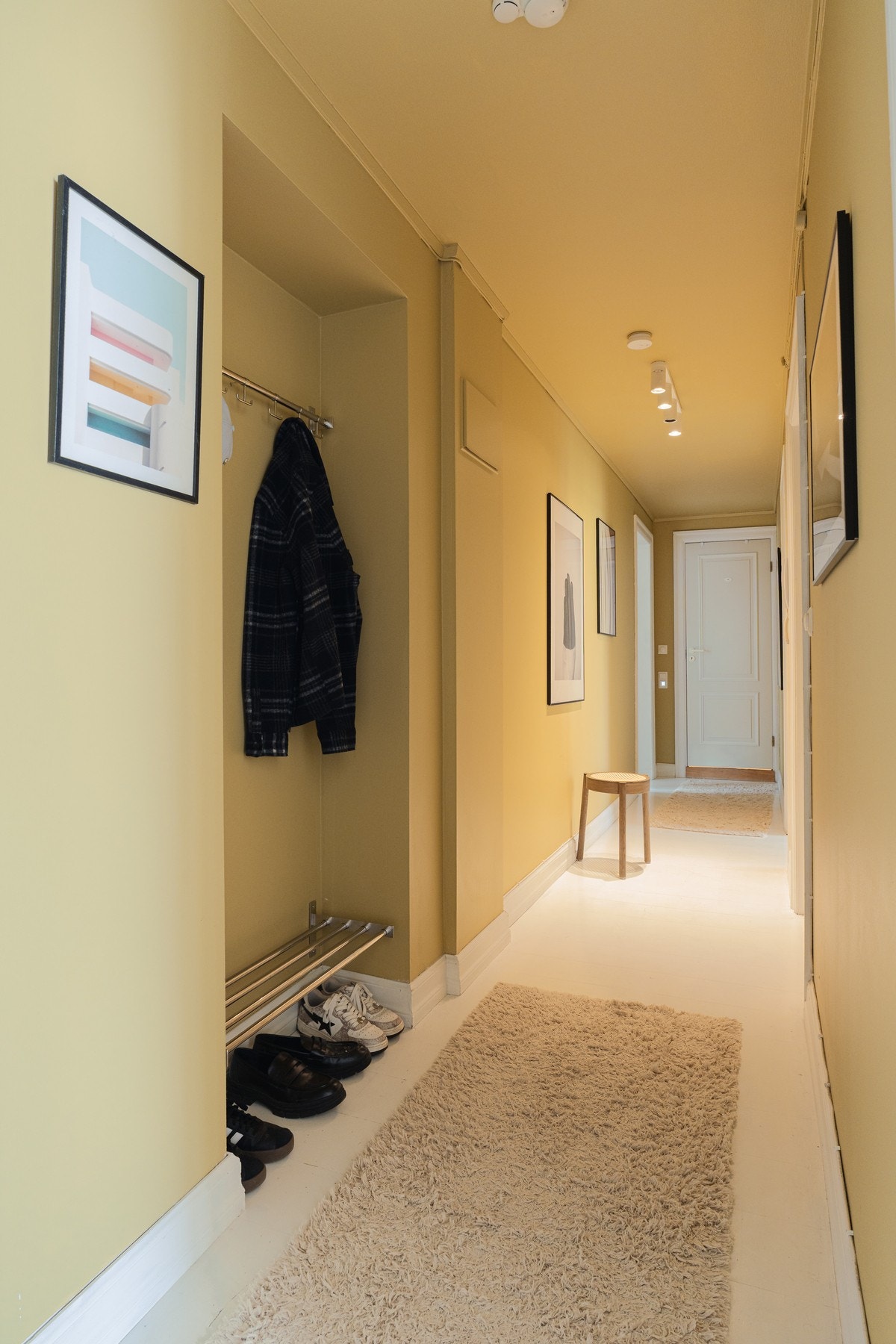 Meget praktisk, innfelt nisje til oppheng av sko og yttertøy. Galleribilde