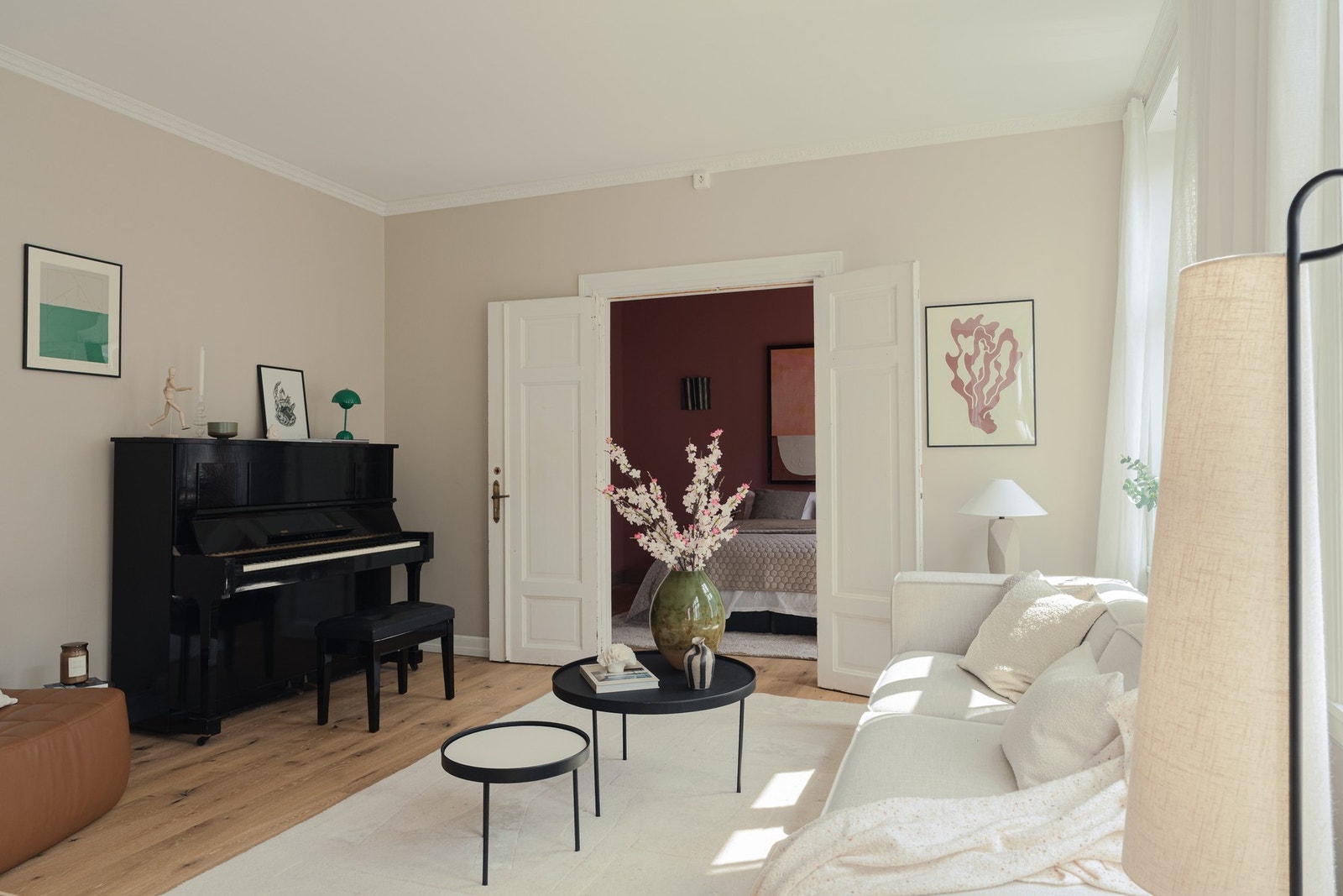 Doble fløydører og stukkatur som komplementerer det klassiske uttrykket i leiligheten. Galleribilde