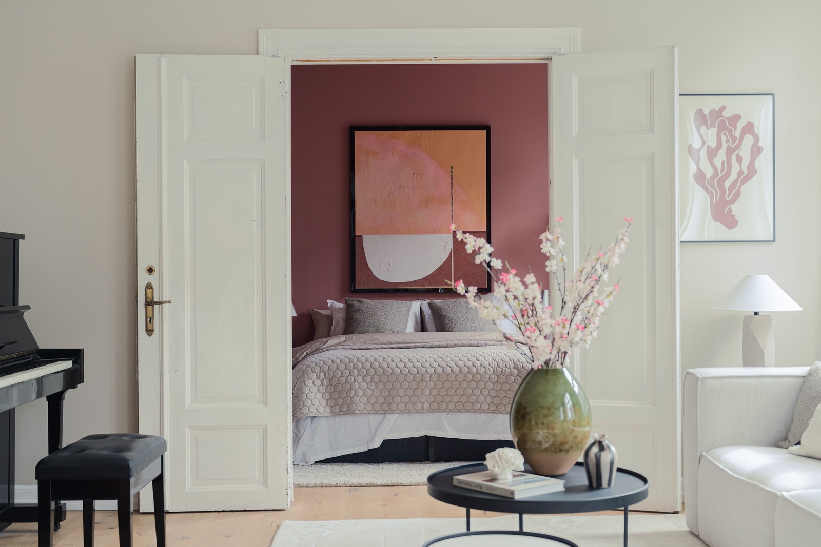 Vakre, klassiske detajler som stukkatur og doble fløydører. Galleribilde