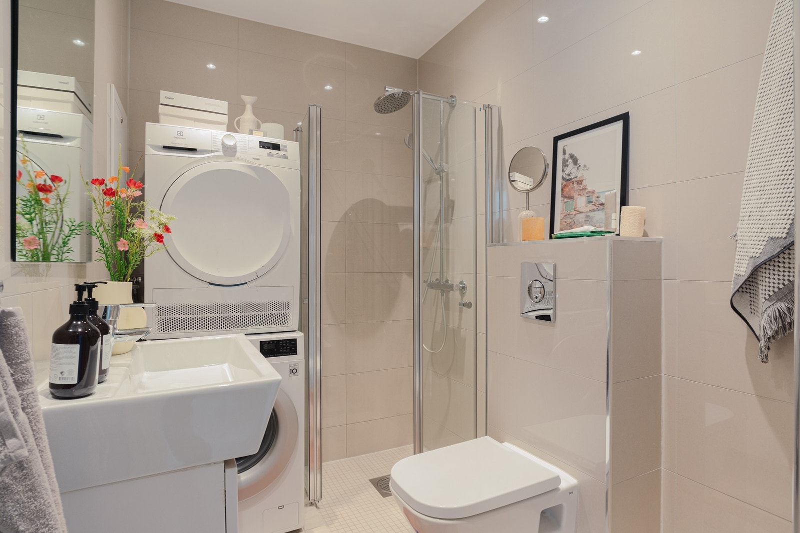 Behagelige varmekabler i gulv og opplegg for både vaskemaskin og tørketrommel. Galleribilde