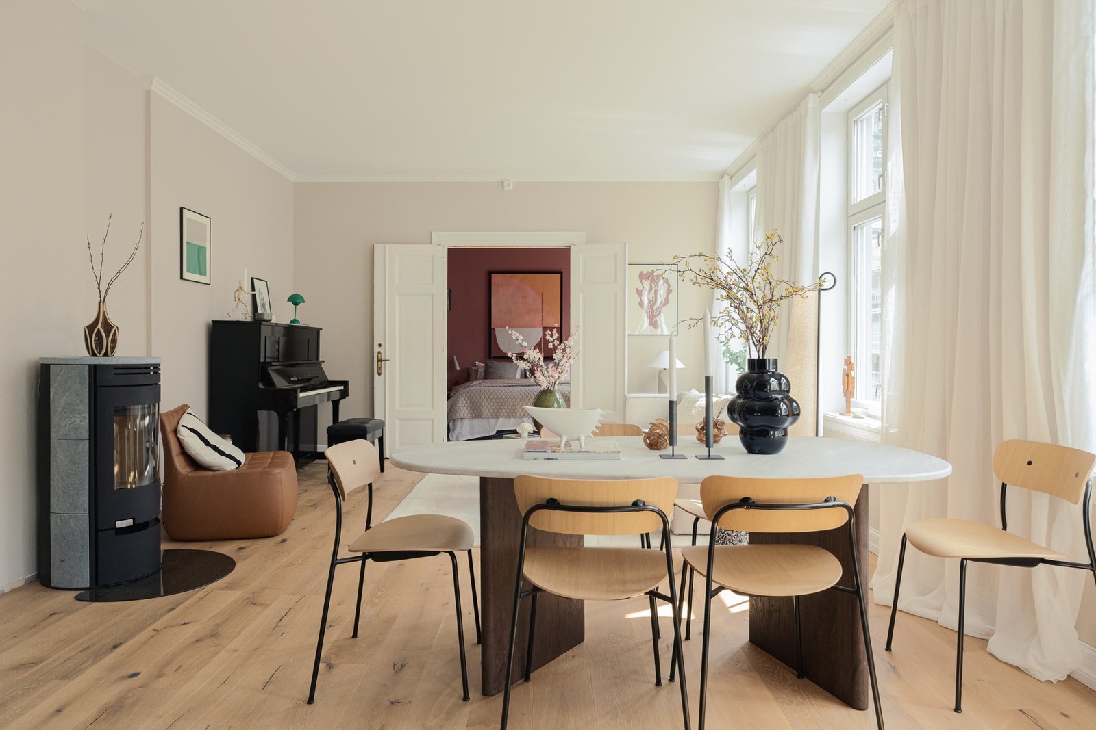 En fantastisk planløsning - åpent og sosialt med klassiske detaljer og fine møbleringssoner. Galleribilde