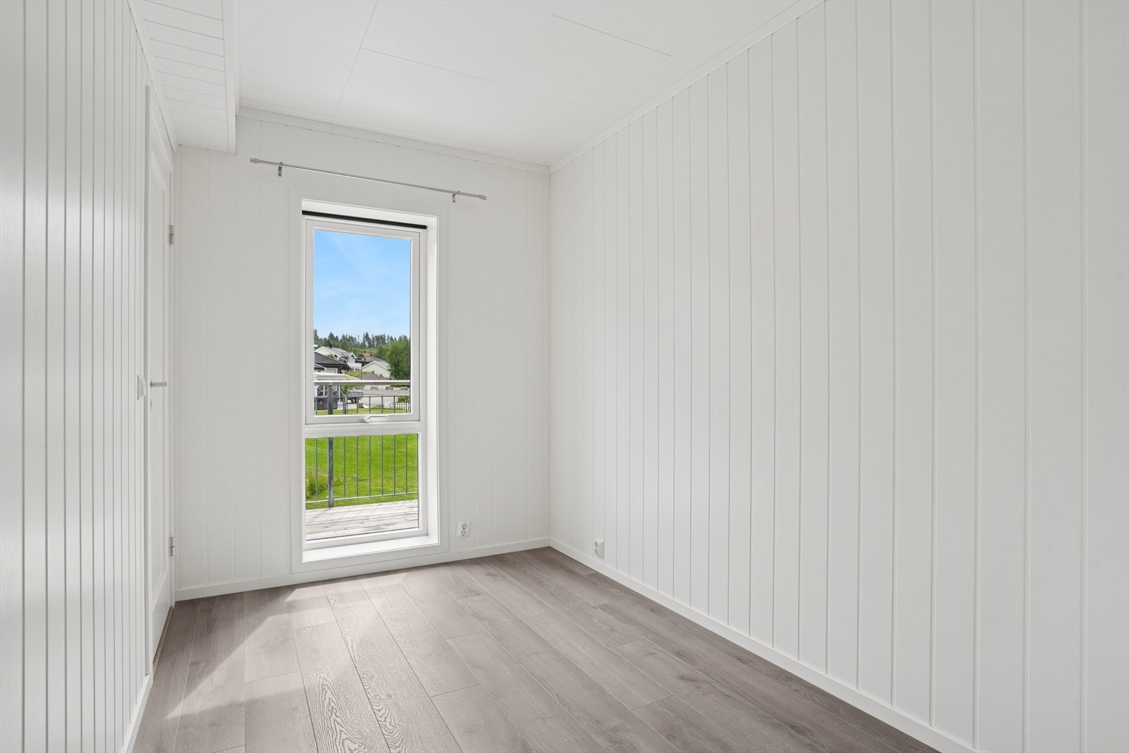 Soverommet har stort vindu som slipper inn godt med lys. Galleribilde