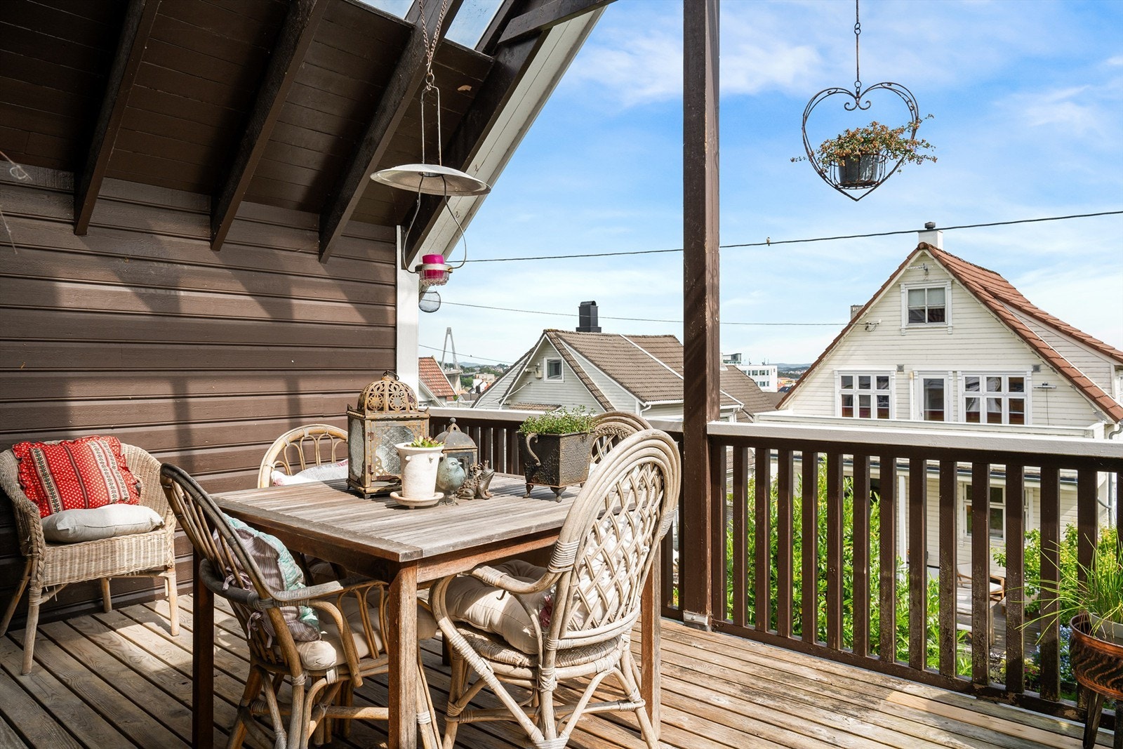 Balkong hvor en har flott utsyn samt god plass til utemøbler og grill. Galleribilde