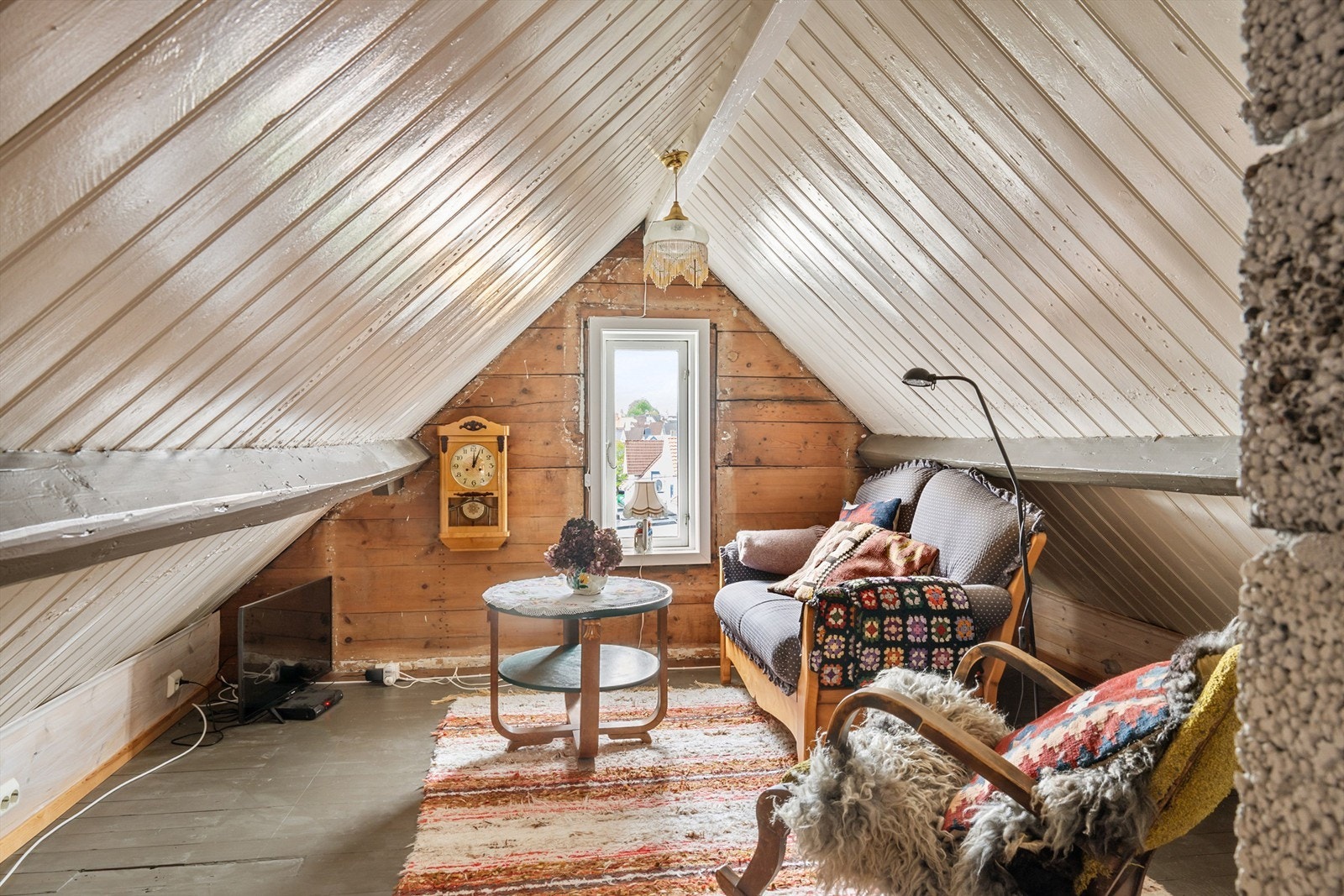 Loftsrom som i dag blir brukt til ekstra tv-stue. Galleribilde