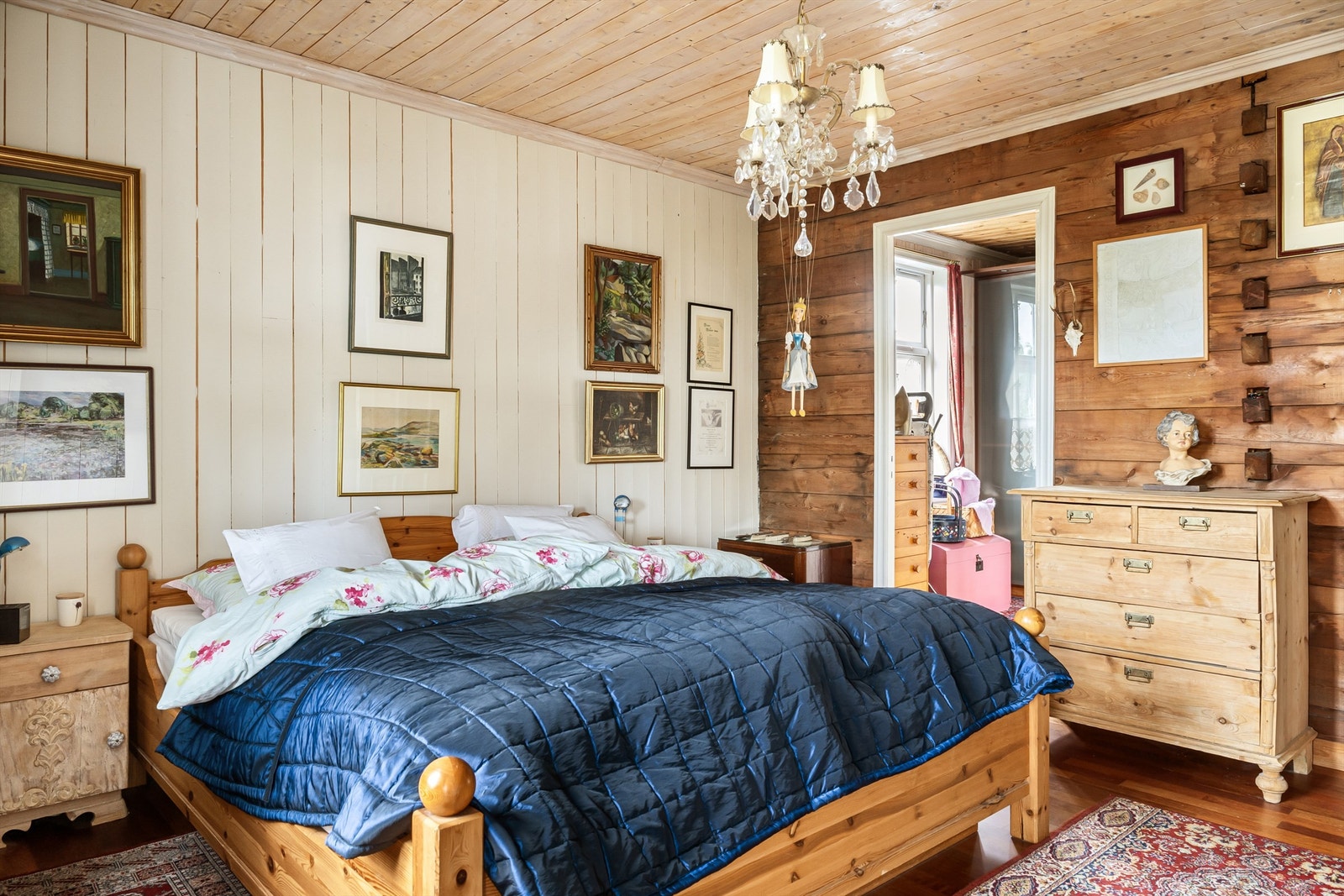 Soverom har også eget klesrom like ved. Galleribilde