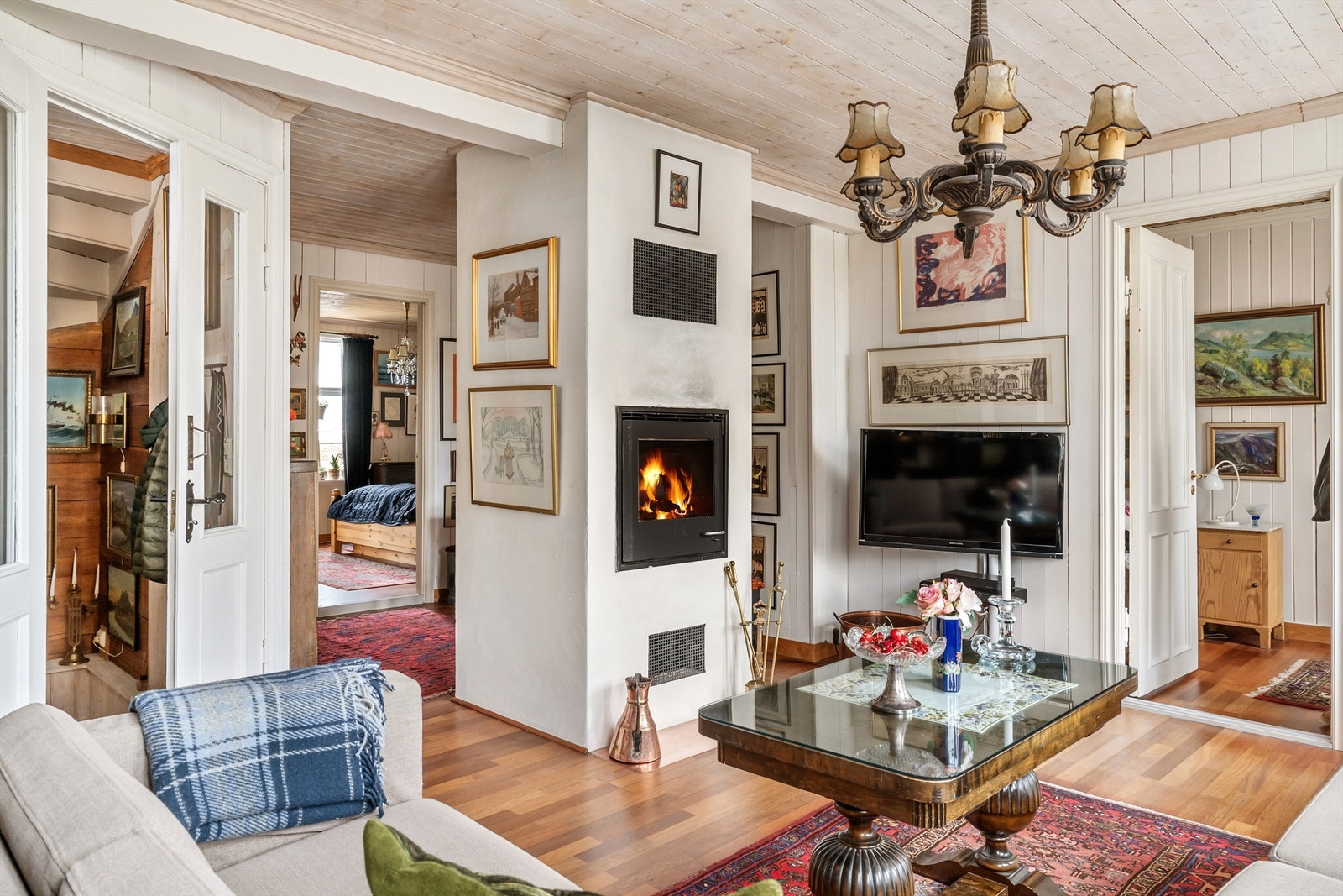 God stueløsning hvor peisovn er plassert sentrert i rommet. Galleribilde