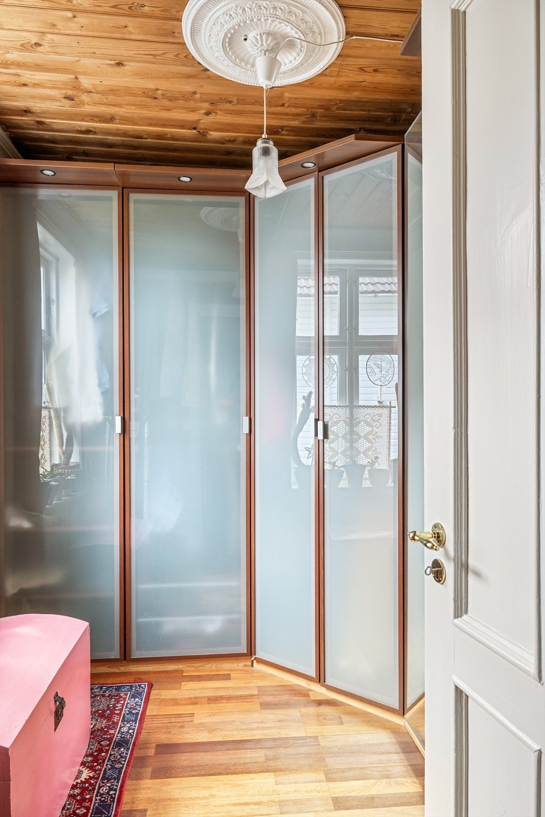 Klesrom hvor en har god plass til garderobeløsning. Galleribilde