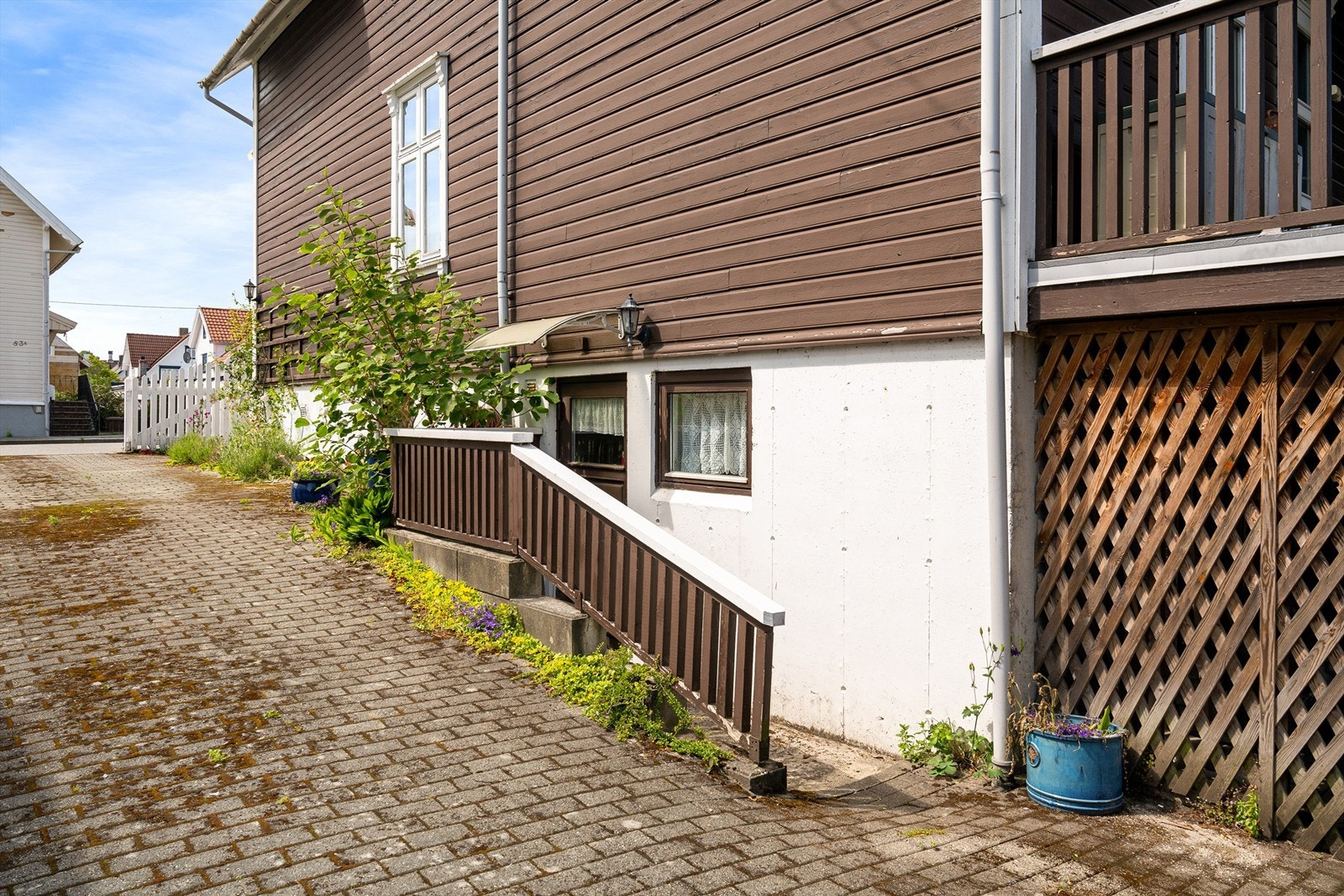 Parkering på tomt. Galleribilde