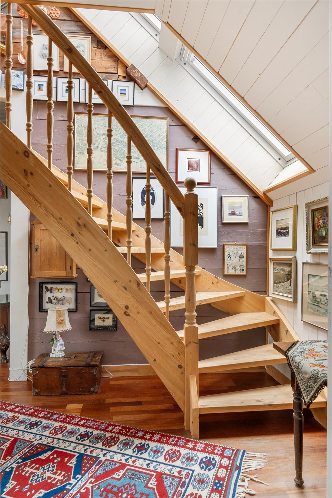 Trapperom opp til loft. Galleribilde