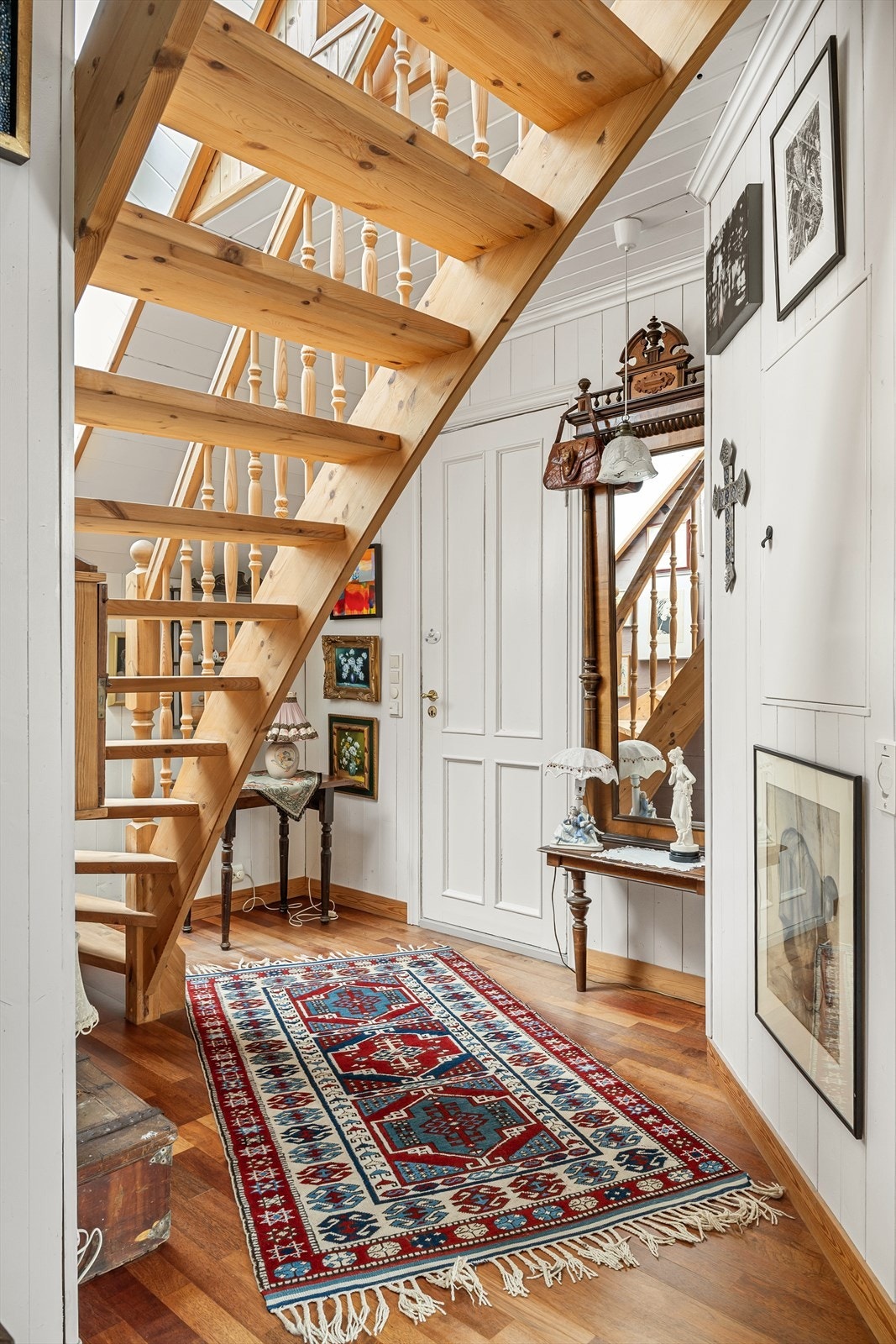 Del av stue med trapp opp til loft. Galleribilde