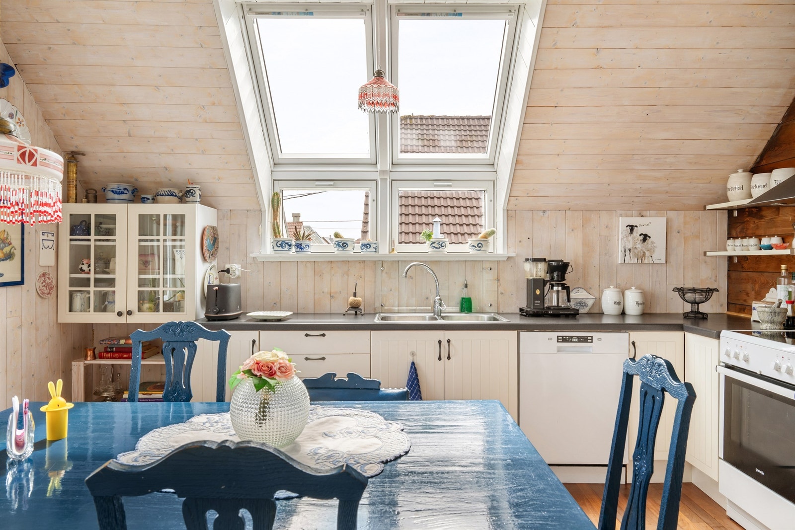 Kjøkkenet har gode takvinduer som gir mye lysinslipp. Galleribilde