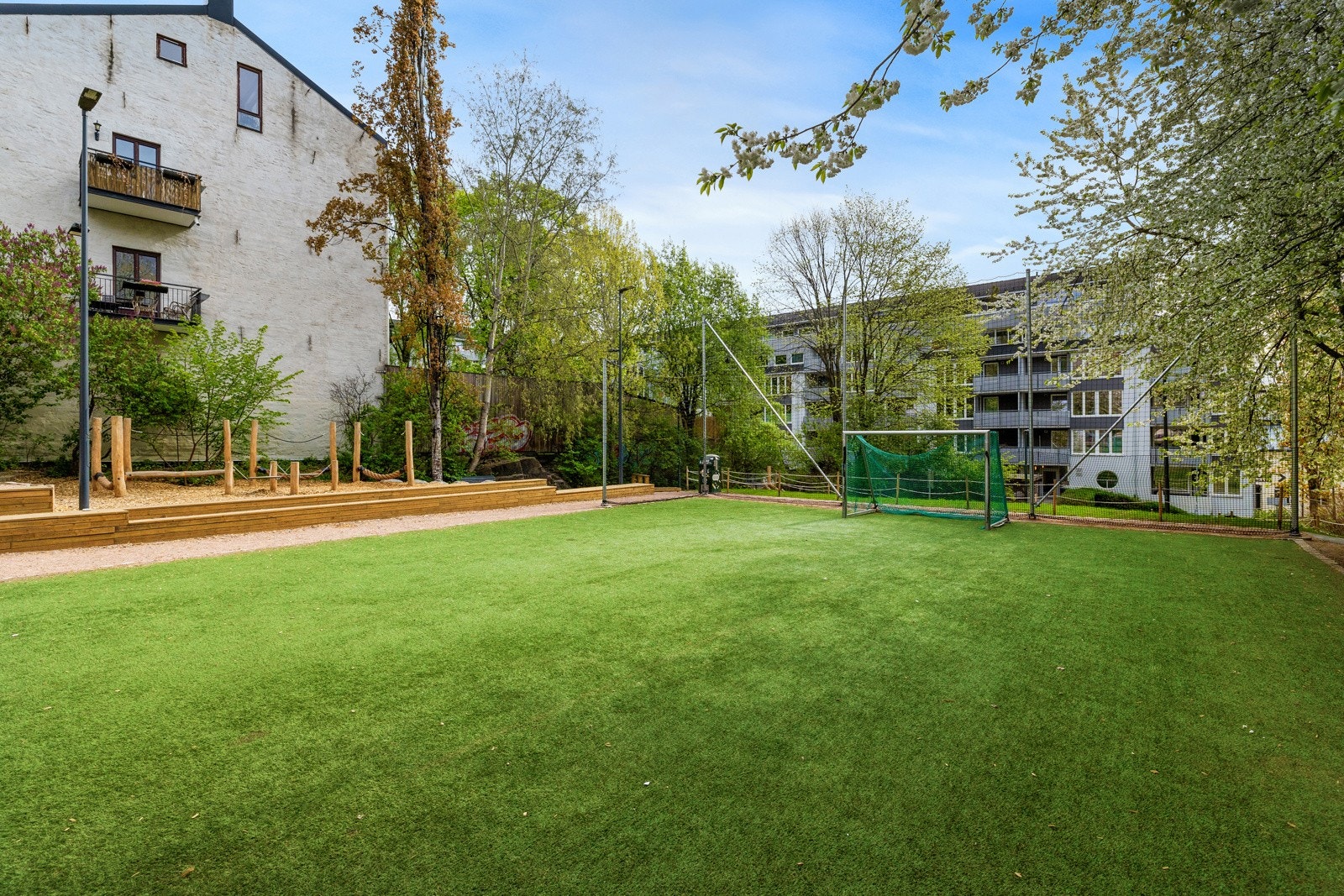 Parkmessig opparbeidet bakgård til glede for beboerne. Galleribilde