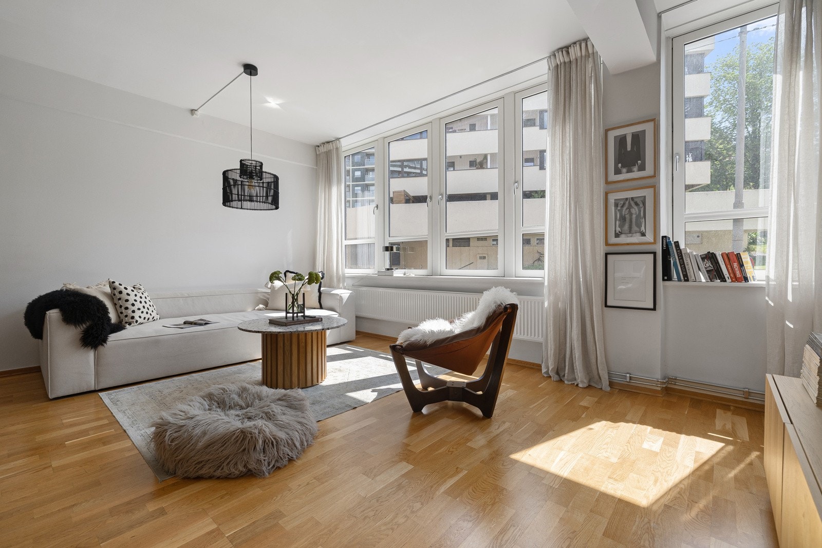 Generøs takhøyde og store vindusflater. Galleribilde