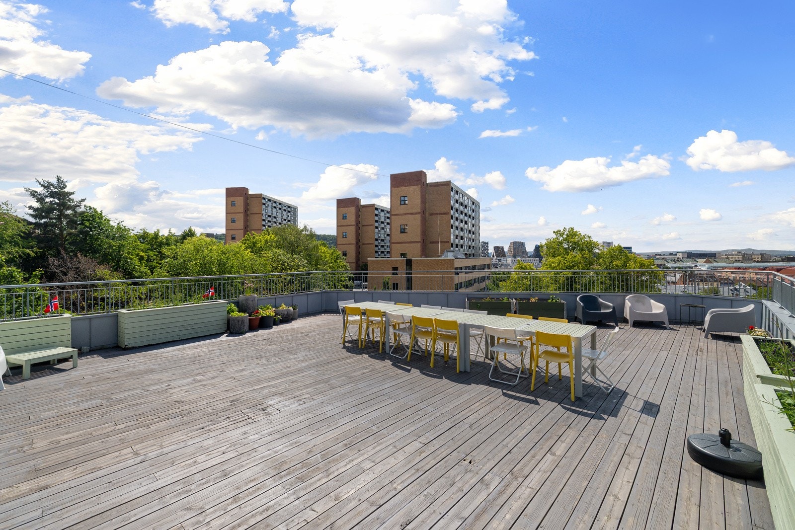 På toppen av bygget finner du en fantastisk takterrasse med panoramautsikt og sol hele dagen. Galleribilde