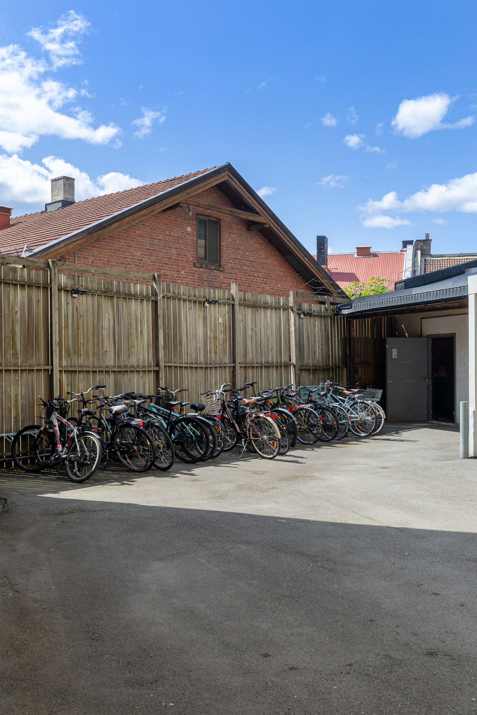 Felles sykkelparkering. Galleribilde