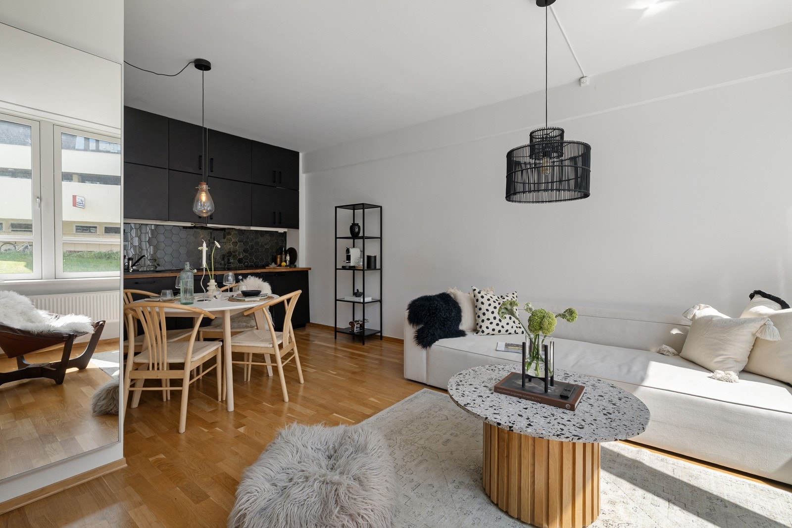 Kjøkkenet ligger i åpen og sosial løsning mot stue og spisestue. Galleribilde