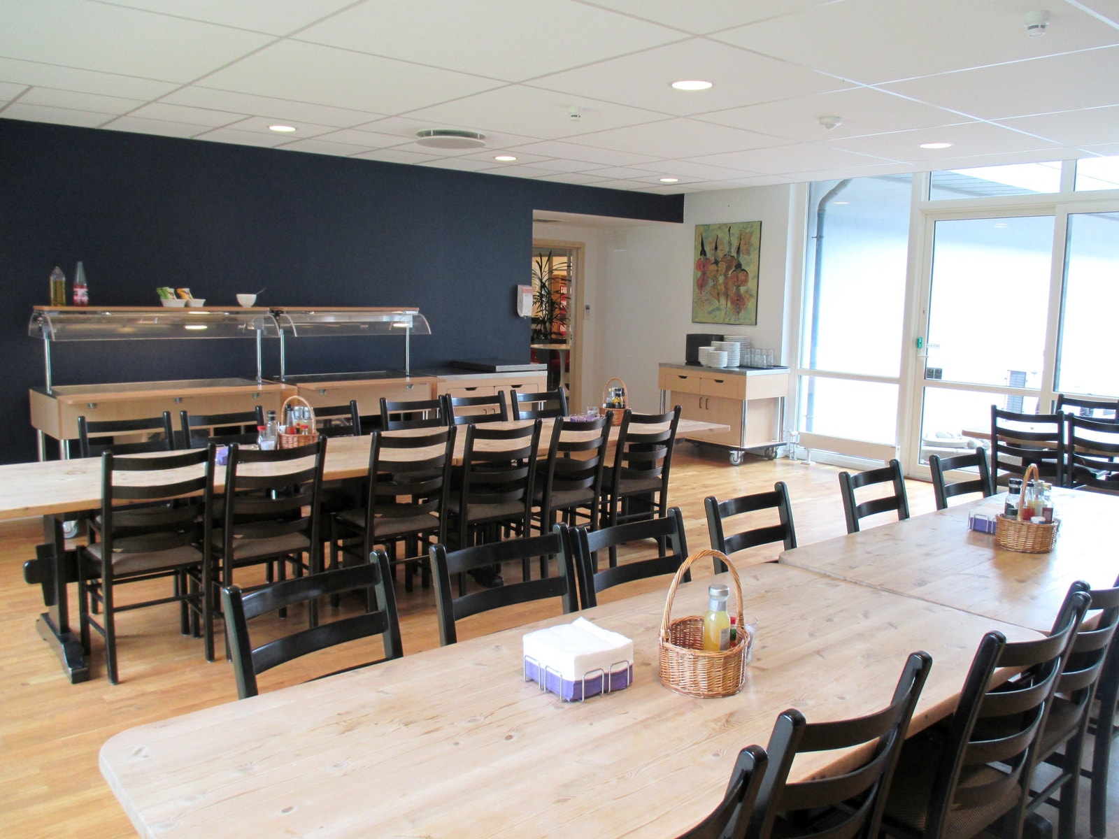 Kantine med kjøkkenløsning og direkte adkomst til uteområde med sittegrupper Galleribilde