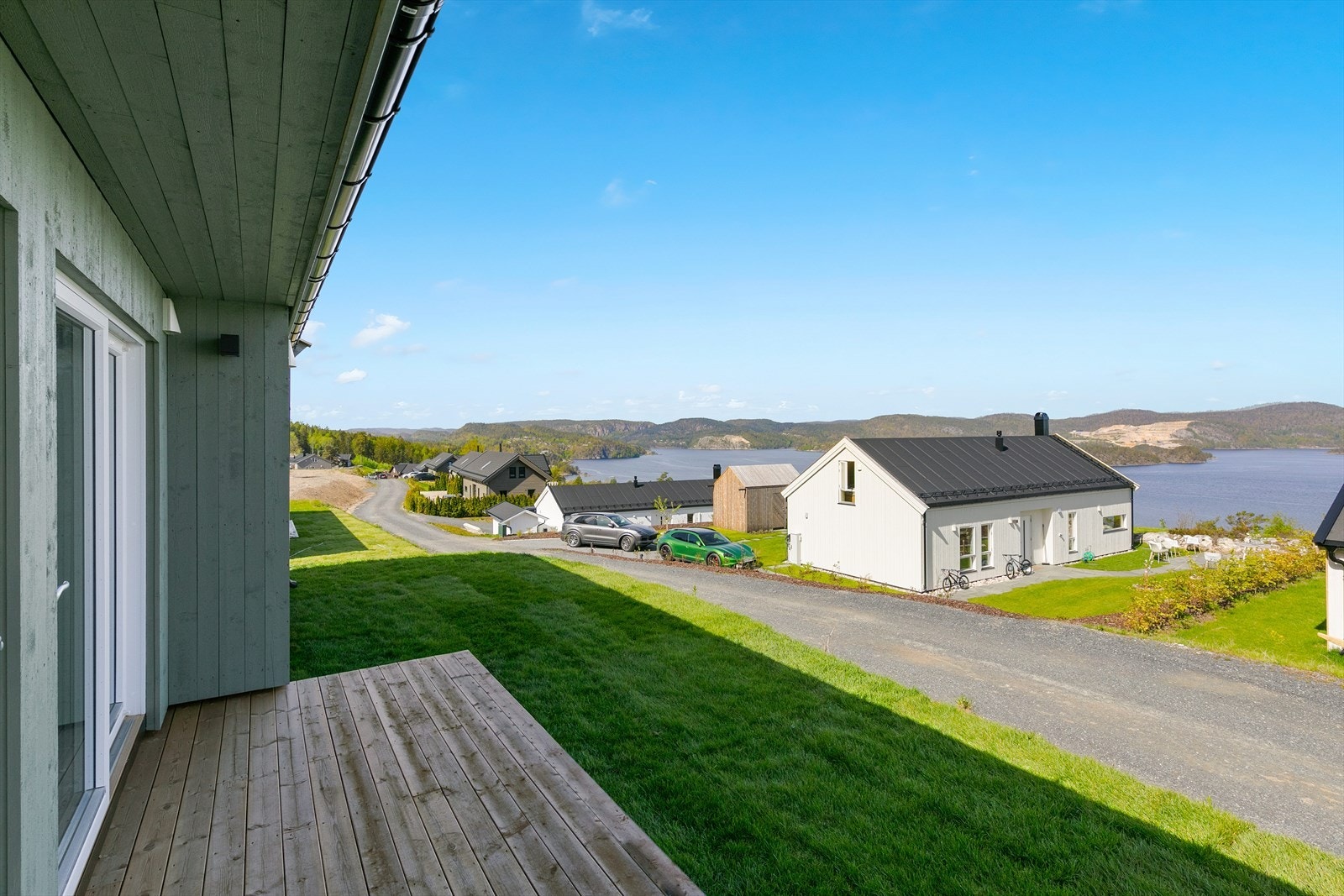 Fin sjøutsikt, kort vei til sjøen og kveldssol. NB: utsiktsbilde er tatt fra nabohytta. Galleribilde