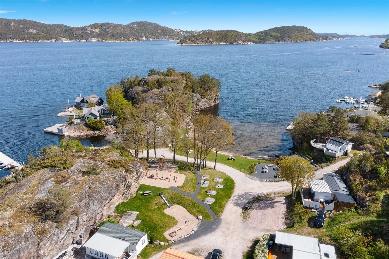 Det er 10 minutters gangavstand eller 3-4 minutter med sykkel til Kragerøfjorden Camping med badeplass. Galleribilde