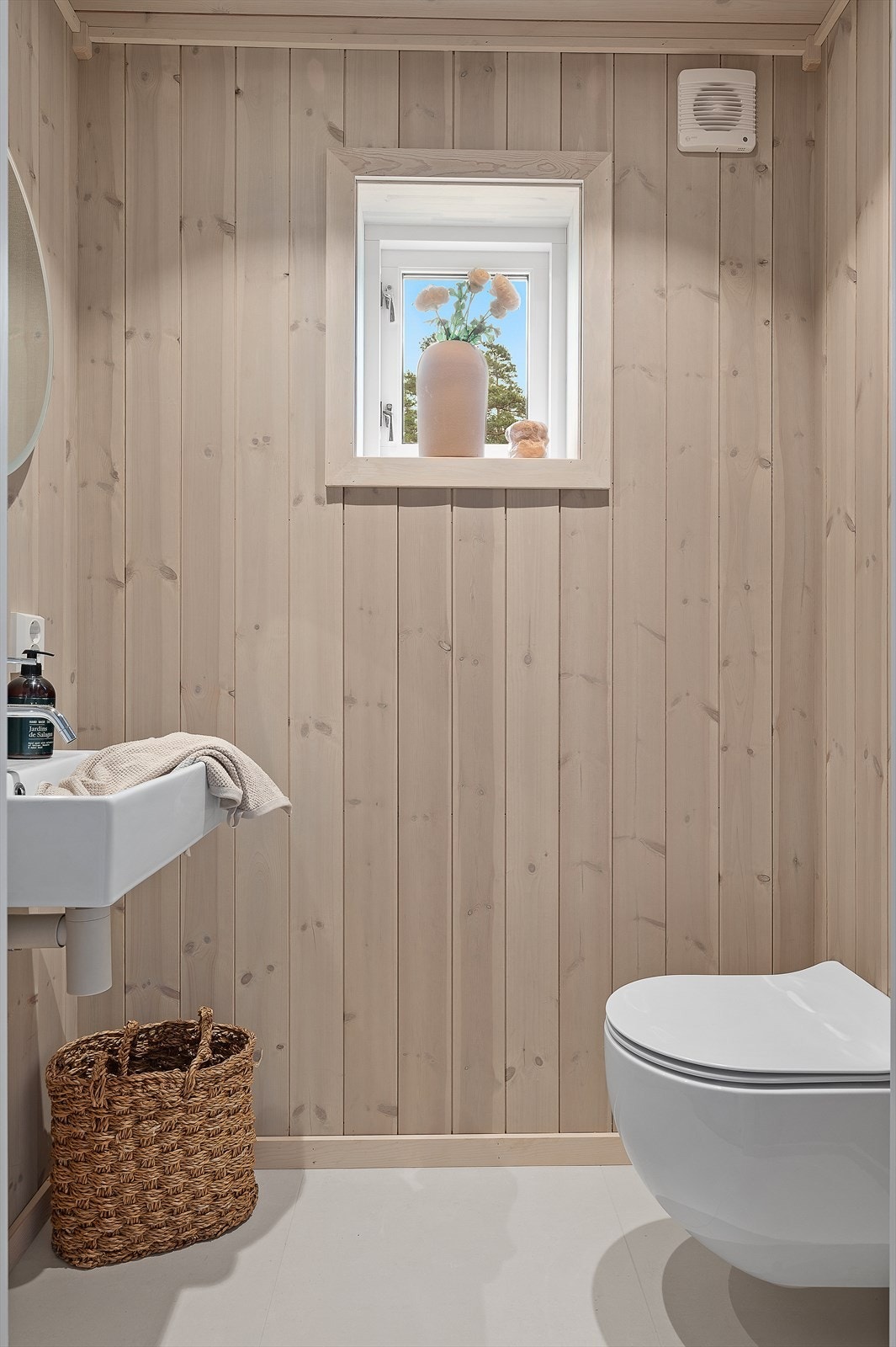 Toalettrommet har wc og servant m/underskap. Galleribilde