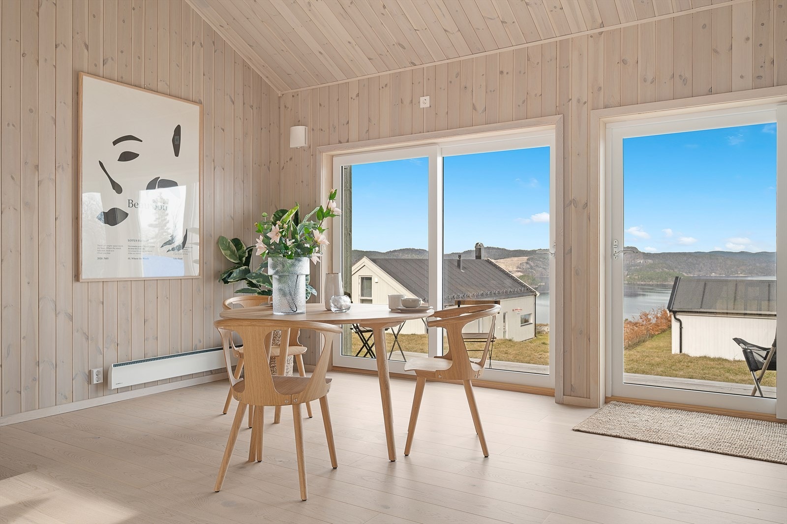 Stuen har god takhøyde, og utgang til terrasse og hage i begge retninger (nordvest og sydøst). Galleribilde