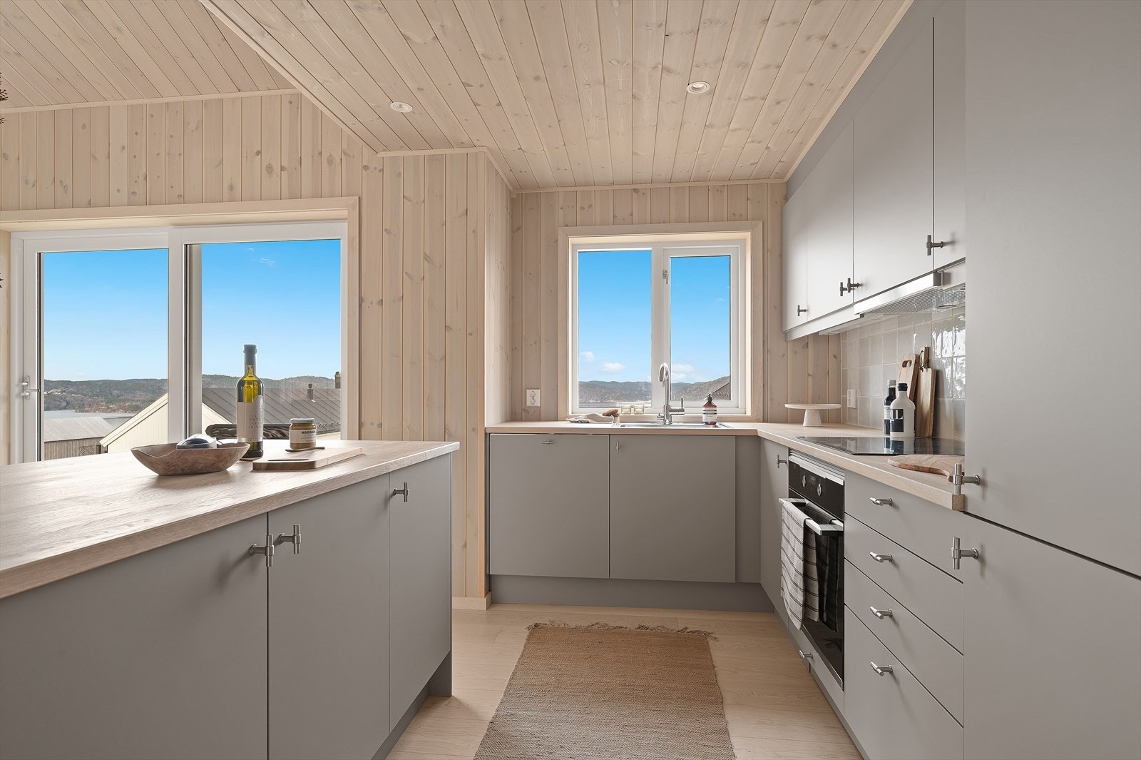 Kjøkkenet har en stilren innredning fra Sigdal, modell Sand. Galleribilde