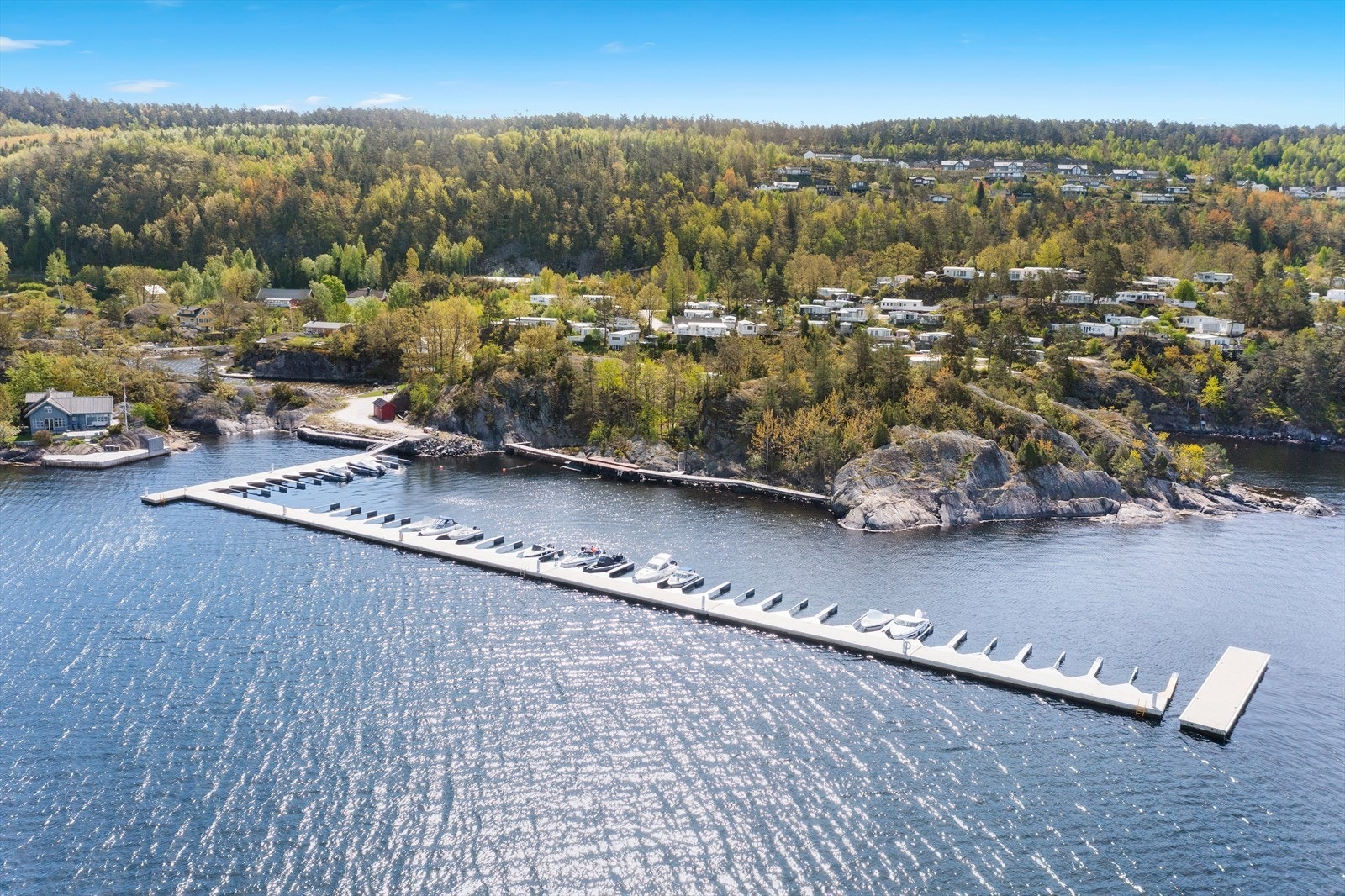 Mulighet for kjøp av båtplass ved Kragerøfjorden Camping, ca. 10 min. gange fra eiendommen. Dette er en flott småbåthavn/flytebryggeanlegg av nyere dato. Galleribilde