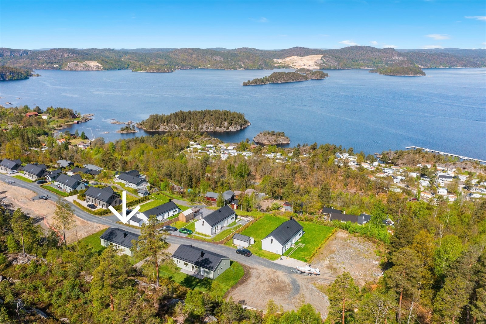 Kragerøfjorden Hyttegrend ligger nordvestvendt til med en nydelig sjøutsikt og svært gode solforhold. Galleribilde