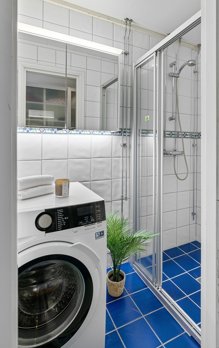 Badet ligger vegg i vegg med toalettrommet og har flislagte gulv og vegger, samt elektriske varmekabler og opplegg for vaskemaskin. Badet ble rehabilitert i regi av aksjelaget i 2001. Galleribilde