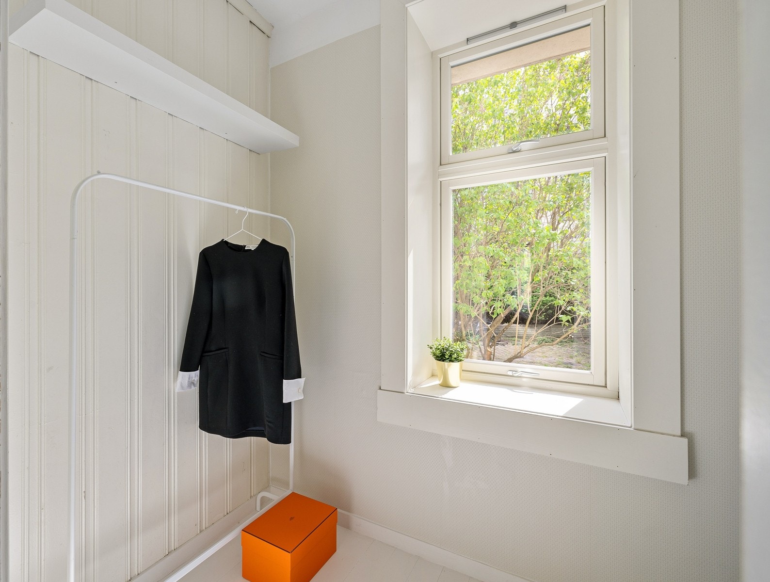 Rommet passer ypperlig til et walk-in-closet med gode inntjeningsmuligheter eller kan brukes som barnerom/gjesterom. Rommet er ikke godkjent som soverom. Nåværende kontor/omkledningsrom utgjorde opprinnelig en del av entréen. Galleribilde