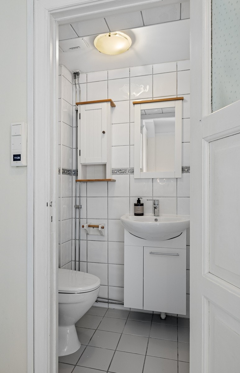 Praktisk separat wc fra 2001 med varmekabler i gulv. Toalett og servant skiftet ut i 2025. Galleribilde