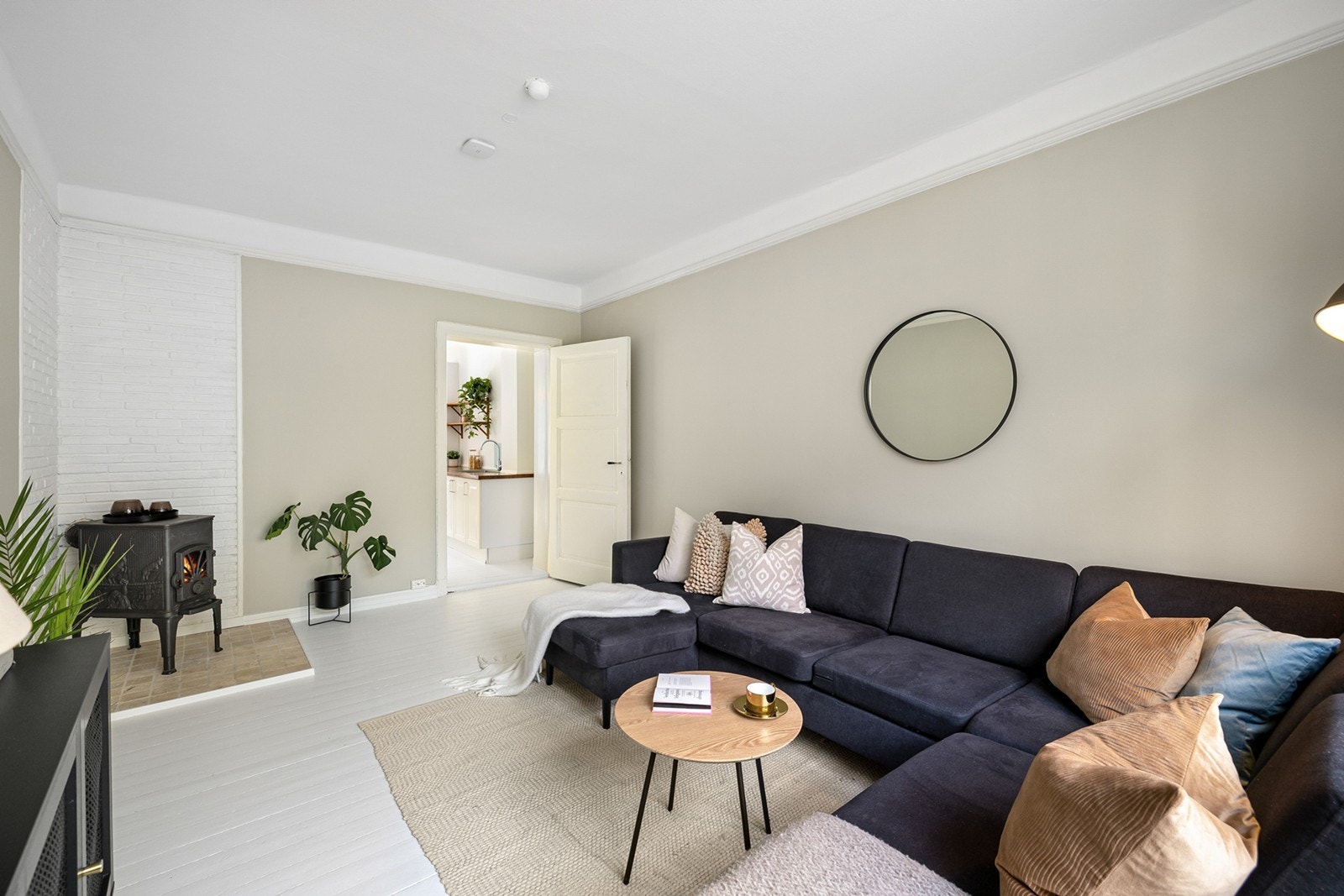 Stuen byr på gode innredningsmuligheter med plass til å innrede med sofagruppe og TV-møblement, samt annet ønsket interiør. Klassisk støpejernsovn fra Jøtul blir stuens midtpunkt og sørger for behagelig varme og hyggelig stemning. Galleribilde