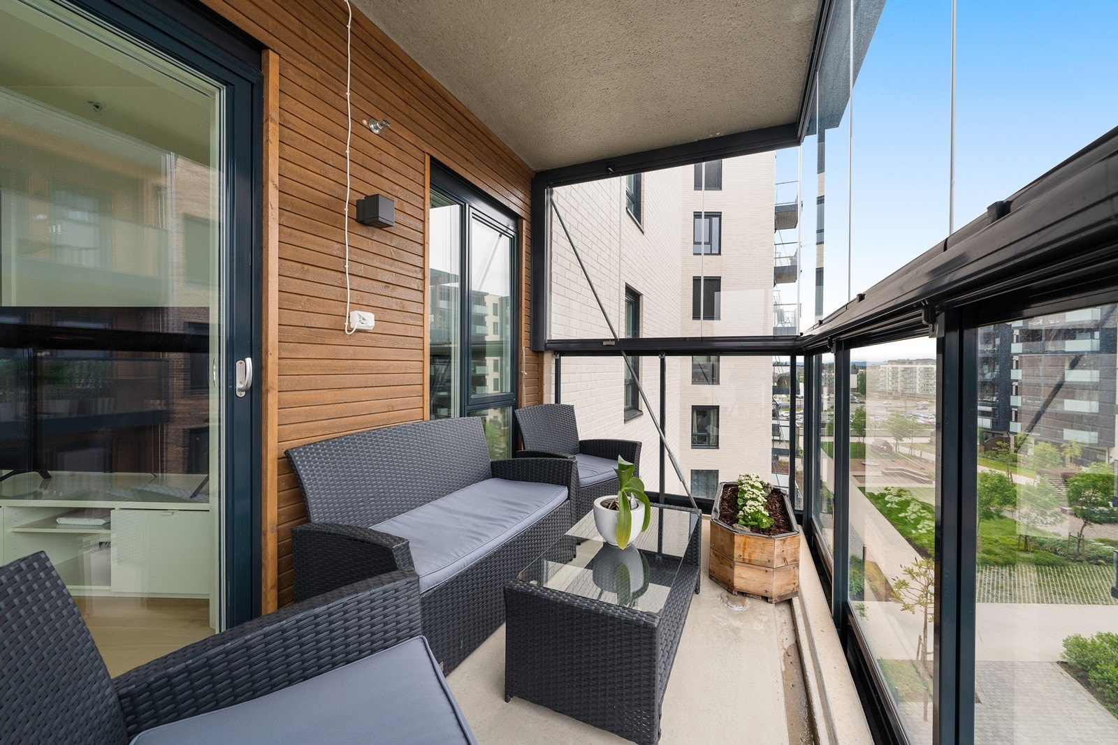 Innglasset balkong med plass til komfortabel sittegruppe. Galleribilde