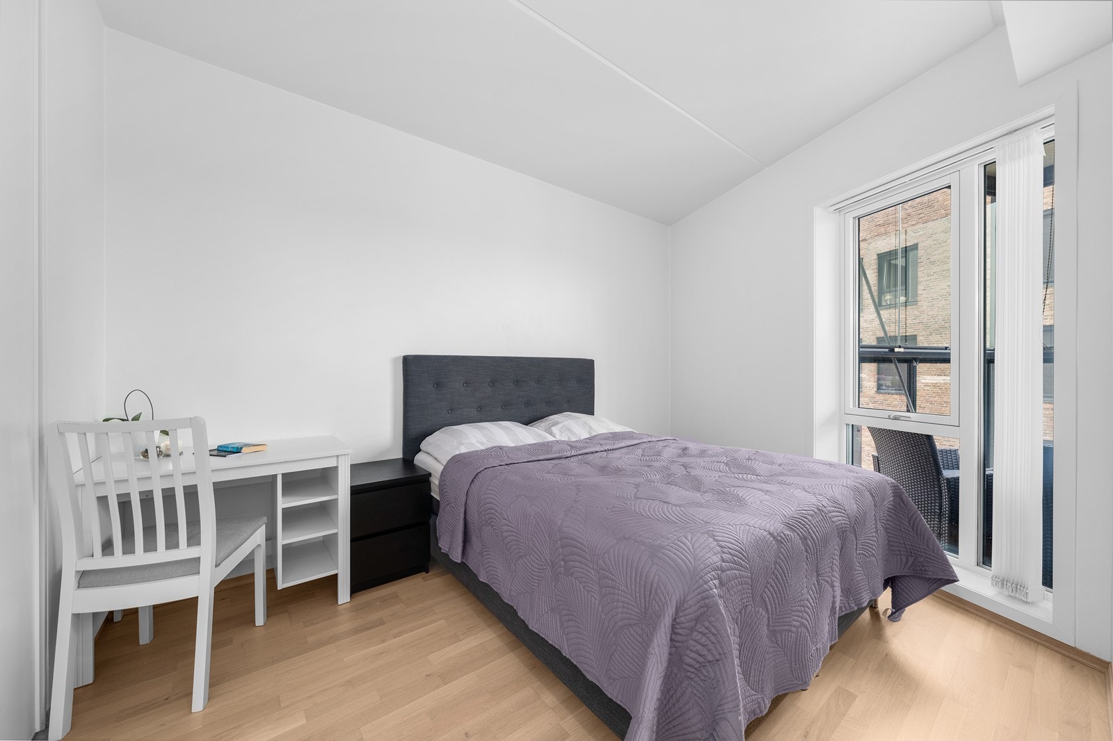 Lyst soverom med plass til dobbeltseng og skrivebord. Galleribilde