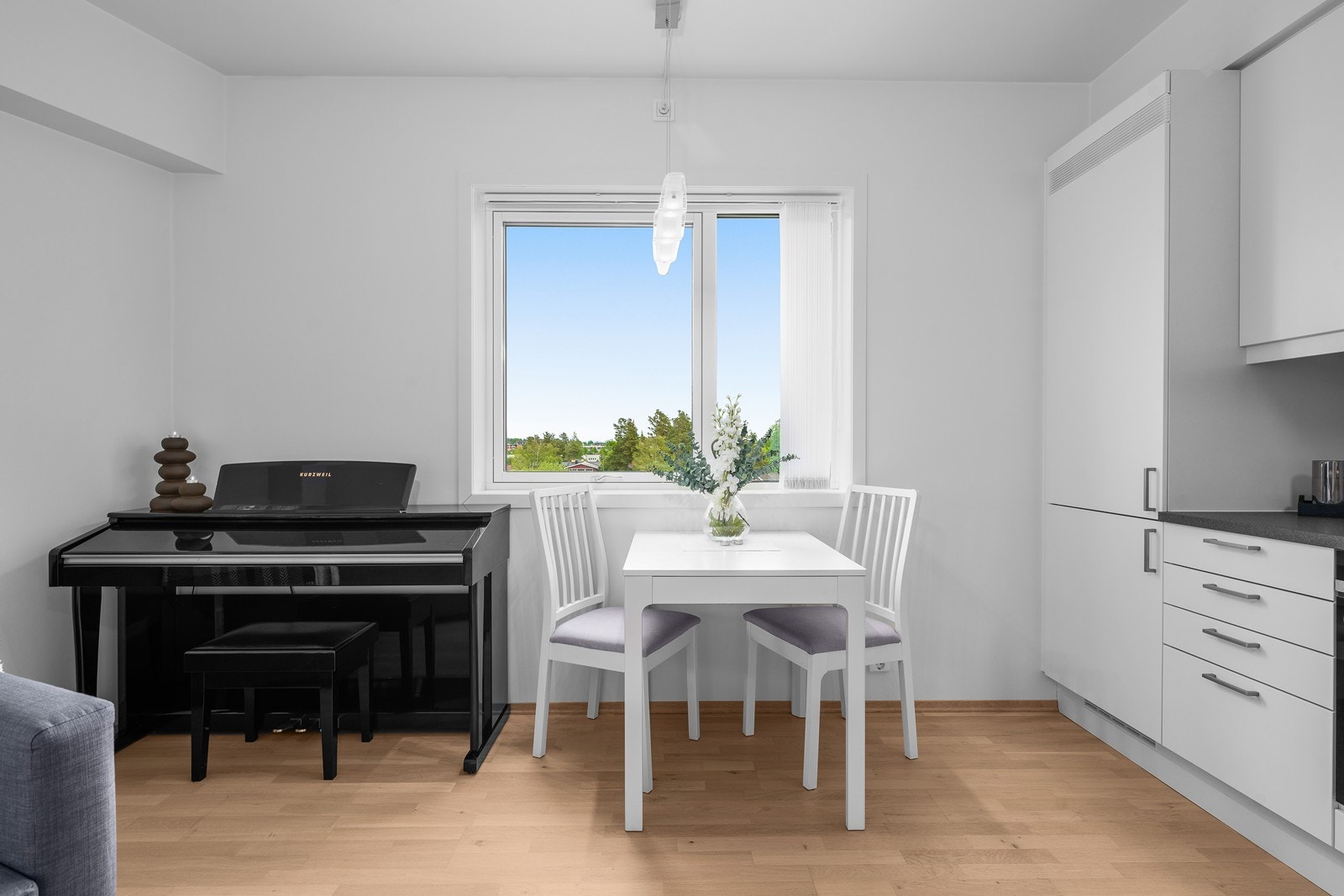 Koselig spiseplass ved vinduet, perfekt for frokost. Galleribilde