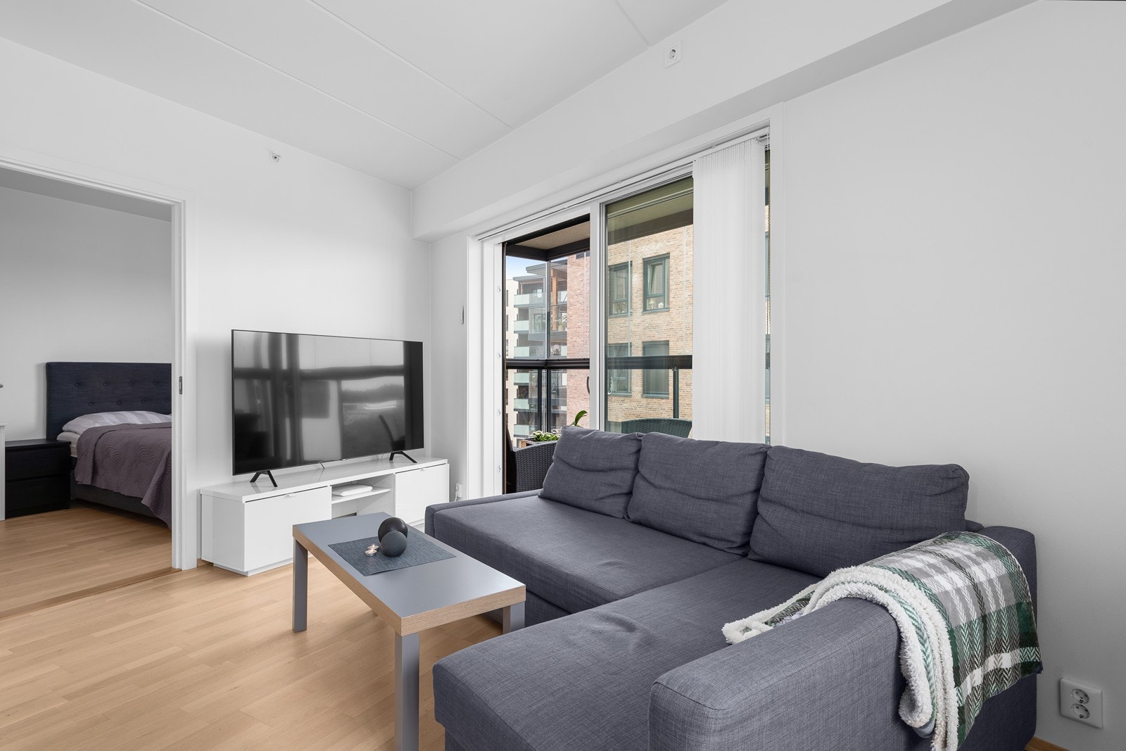 Stue med plass for stor sofa og tilknytning til soverom. Galleribilde