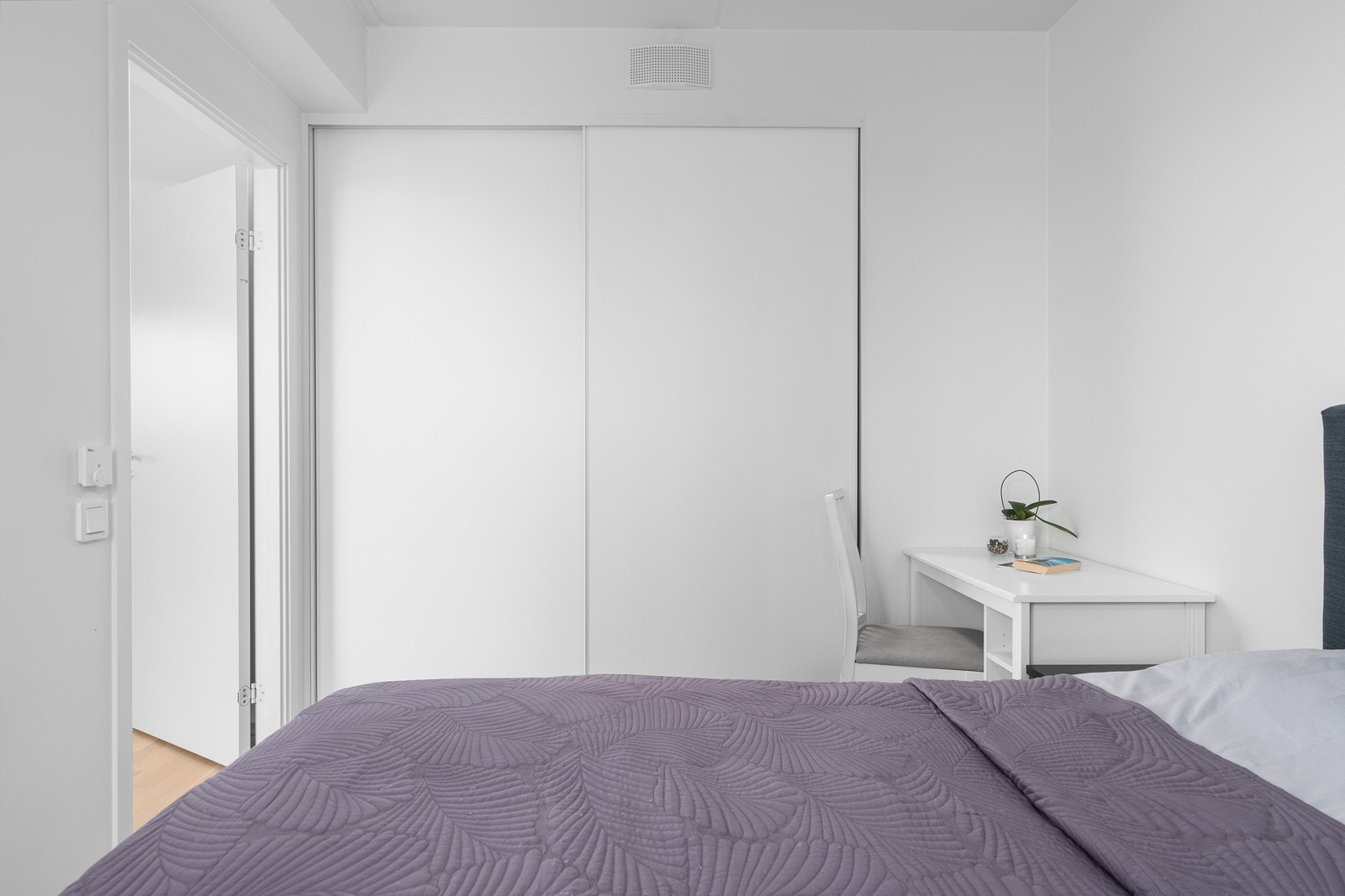 Soverom med praktisk innebygd garderobe. Galleribilde