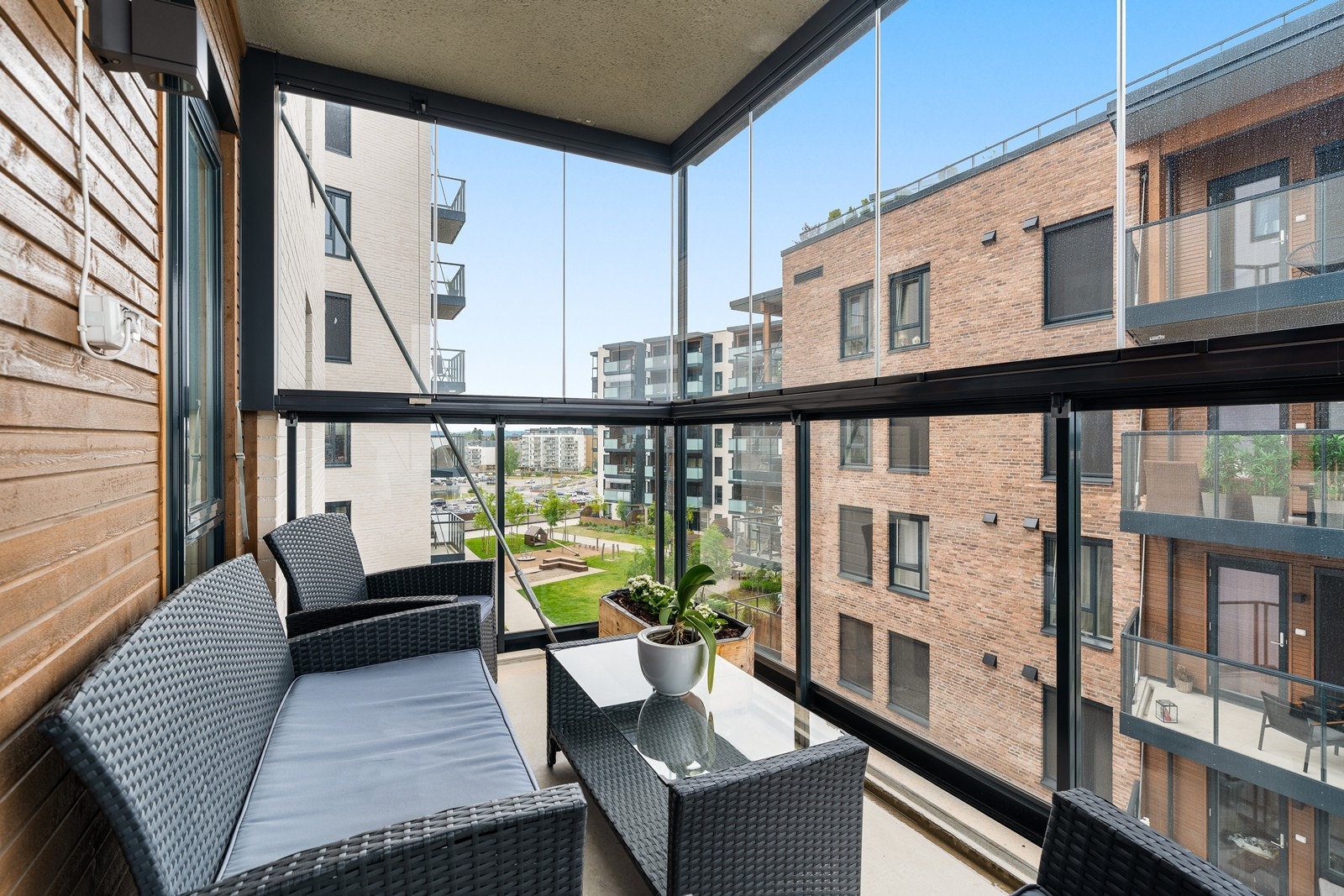 Balkong med plass til sofasett og bord. Galleribilde