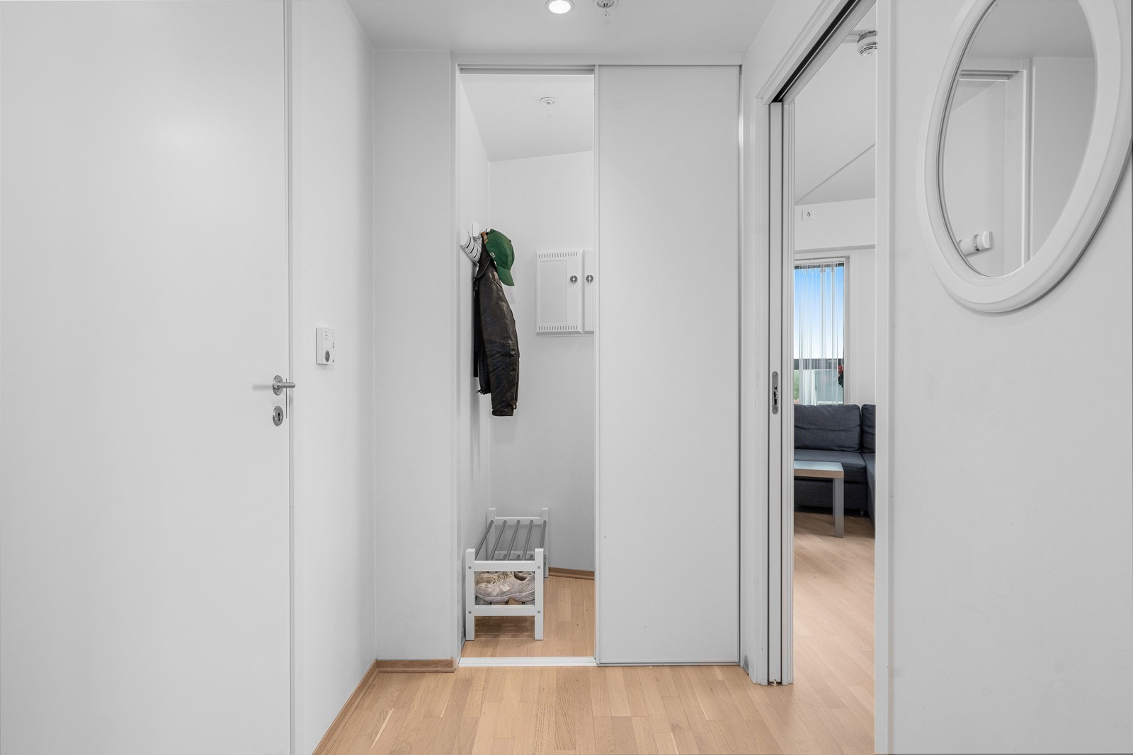 Praktisk gang med plass til oppheng av yttertøy. Galleribilde