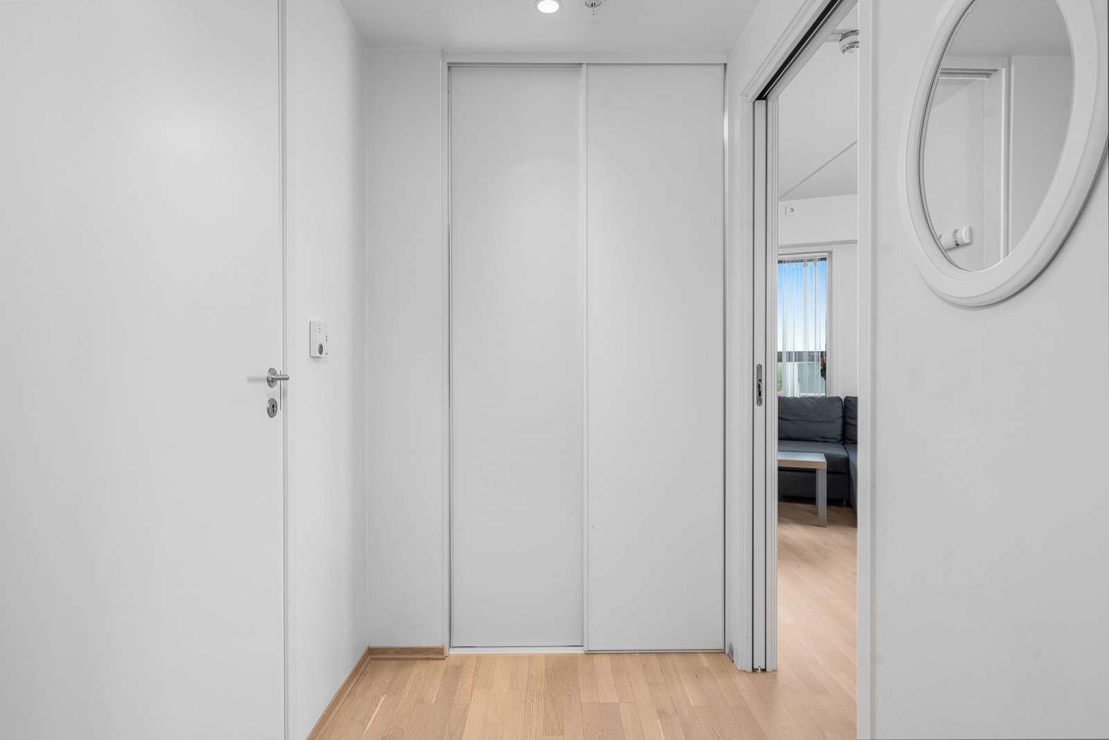 Entré med lys parkett og skyvedørsgarderobe. Galleribilde