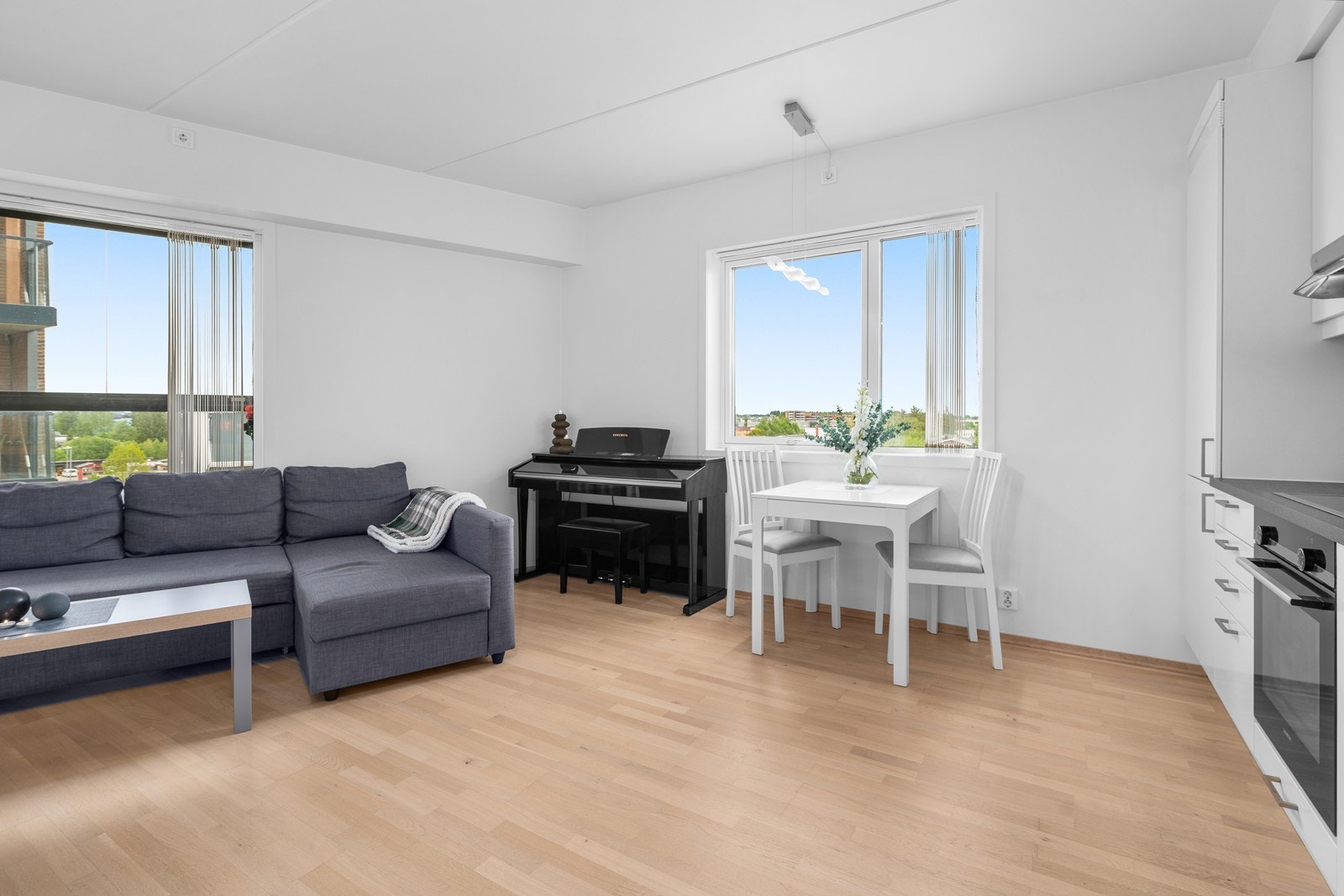 Hyggelig stue med plass til både sofagruppe og spisebord. Galleribilde