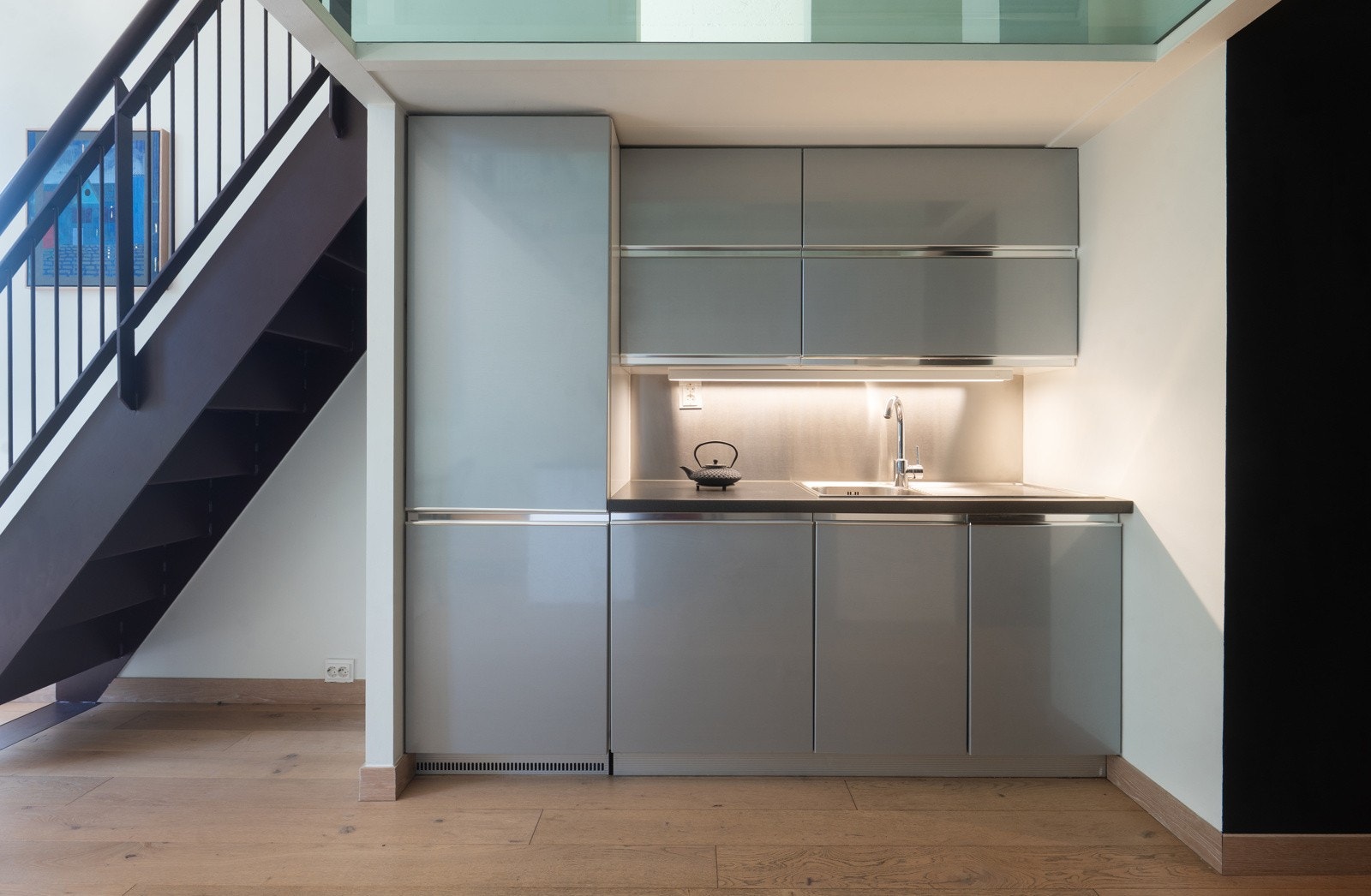 Kjøkkenet har integrert stekeovn, induksjonstopp, kombinert kjøl/frys, oppvaskmaskin og ventilator Galleribilde