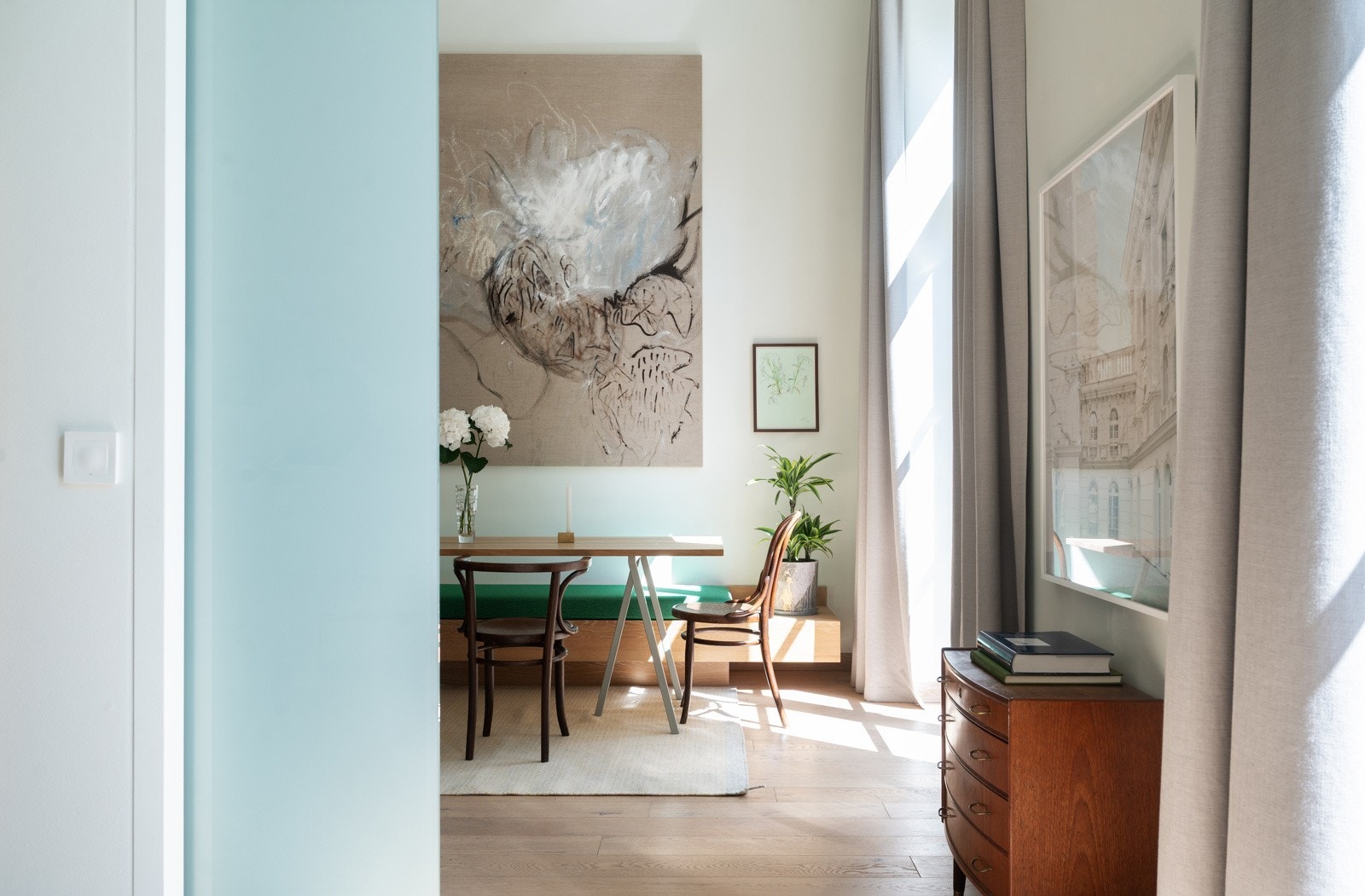 Boligen har eikeparkett på gulv, downlights i himling, lysmalte overflater og listefrie overganger Galleribilde