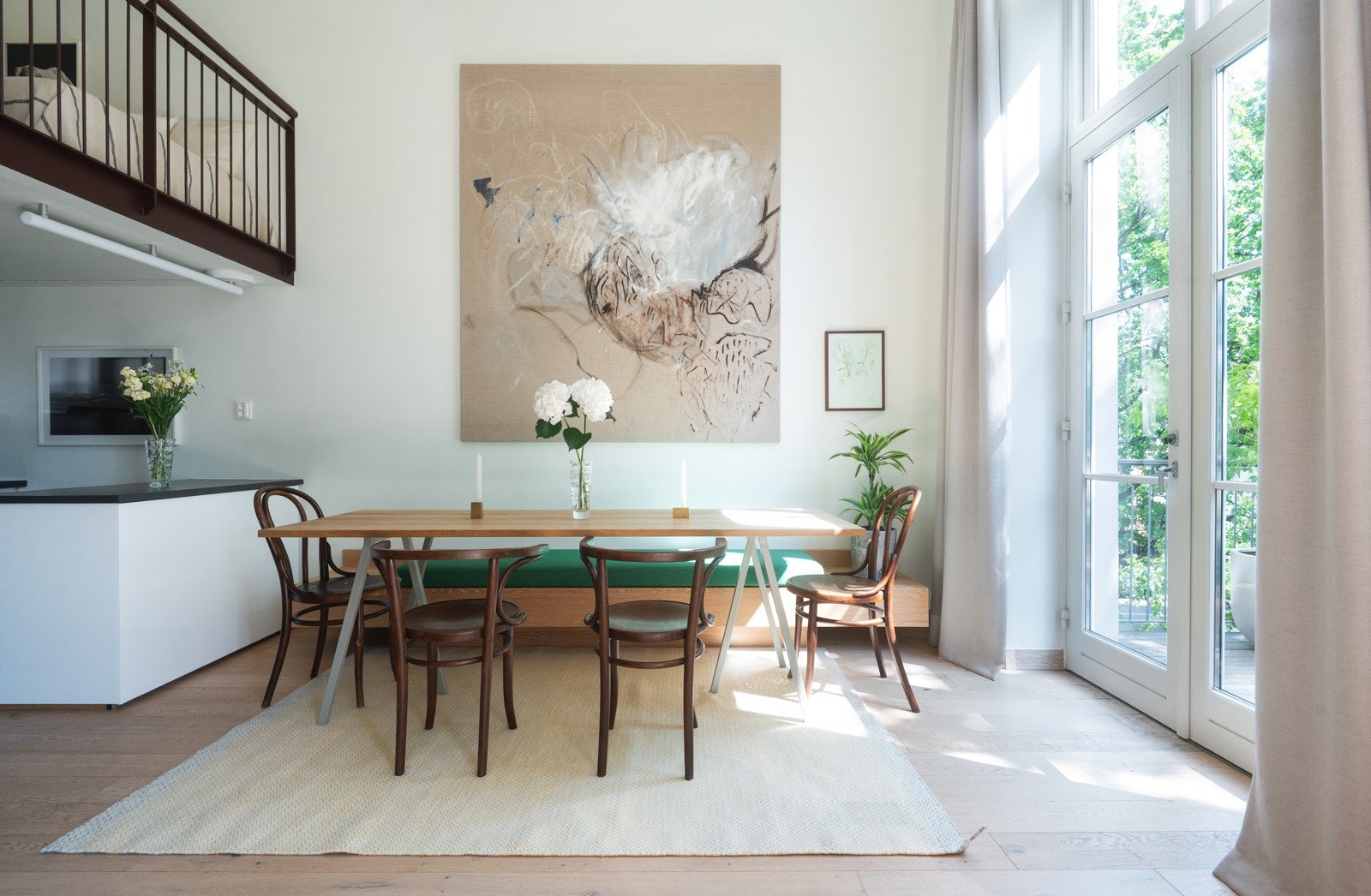 En attraktiv 3-roms studioleilighet i 2. etasje, med 4 meter takhøyde, 2 solrike balkonger og stilfullt særpreg Galleribilde