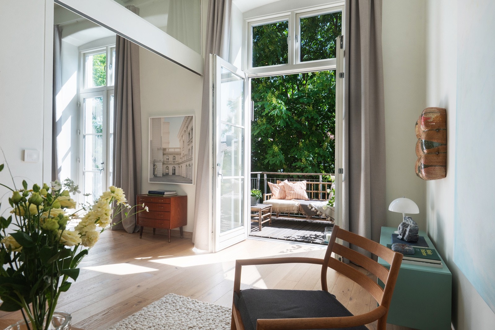 De opprinnelige, karakteristiske rammevinduene gir rikelig naturlig lys og gir en luftig romfølelse Galleribilde